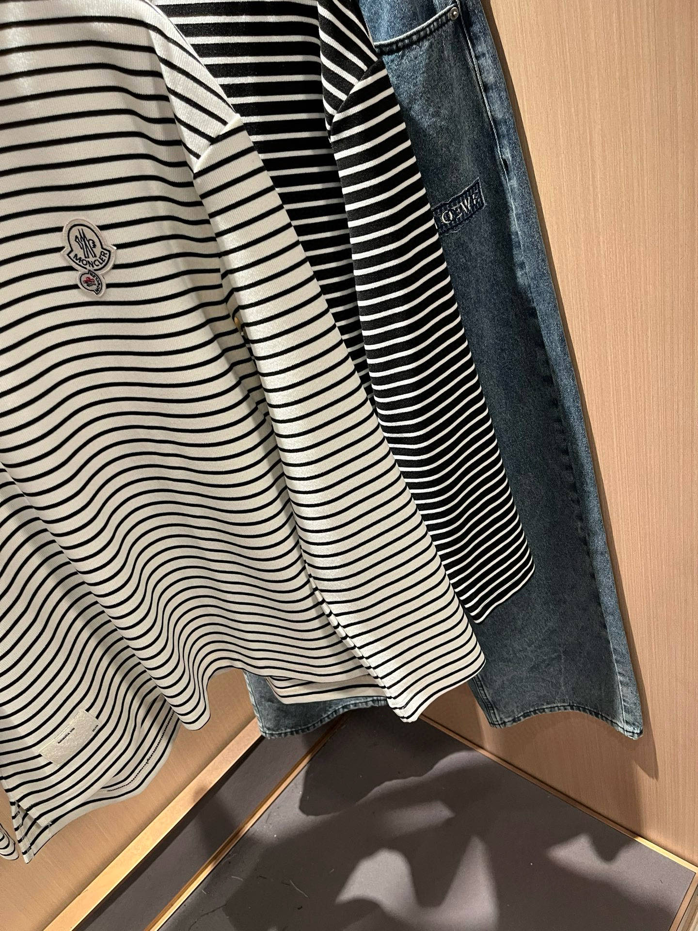 Moncler蒙家 2025秋冬新款贸易订单长袖打底衫，全品相！！网红款！工艺采用胸前logo徽章设计！