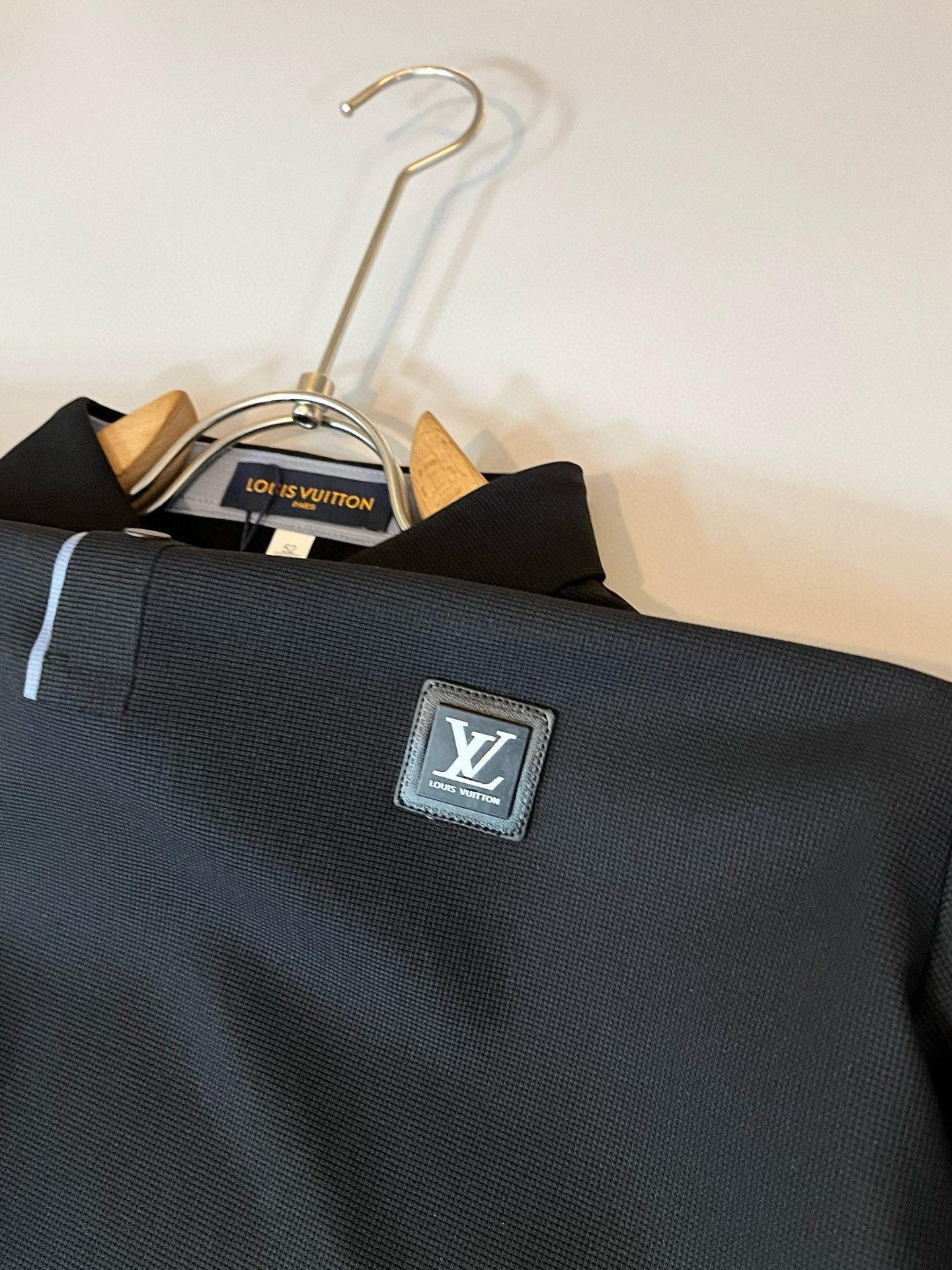 Louis Vuit*on路易*登2025秋冬新款长袖Polo衫，最新工艺时尚元素设计理念！胸前logo