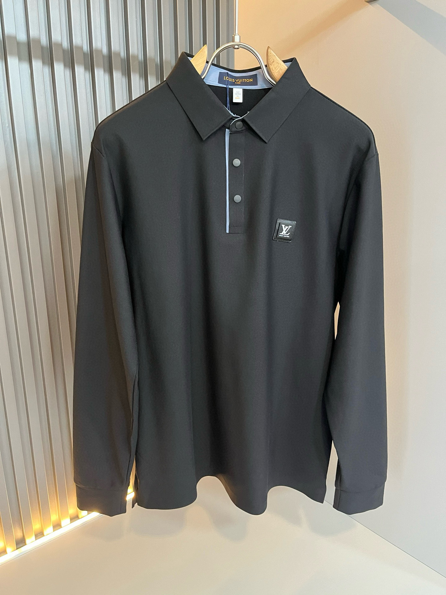 Louis Vuit*on路易*登2025秋冬新款长袖Polo衫，最新工艺时尚元素设计理念！胸前logo