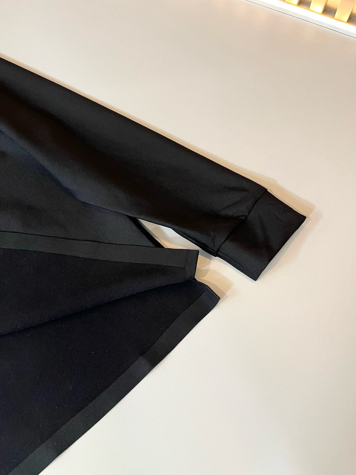 Louis Vuit*on路易*登2025秋冬新款长袖Polo衫，最新工艺时尚元素设计理念！胸前logo