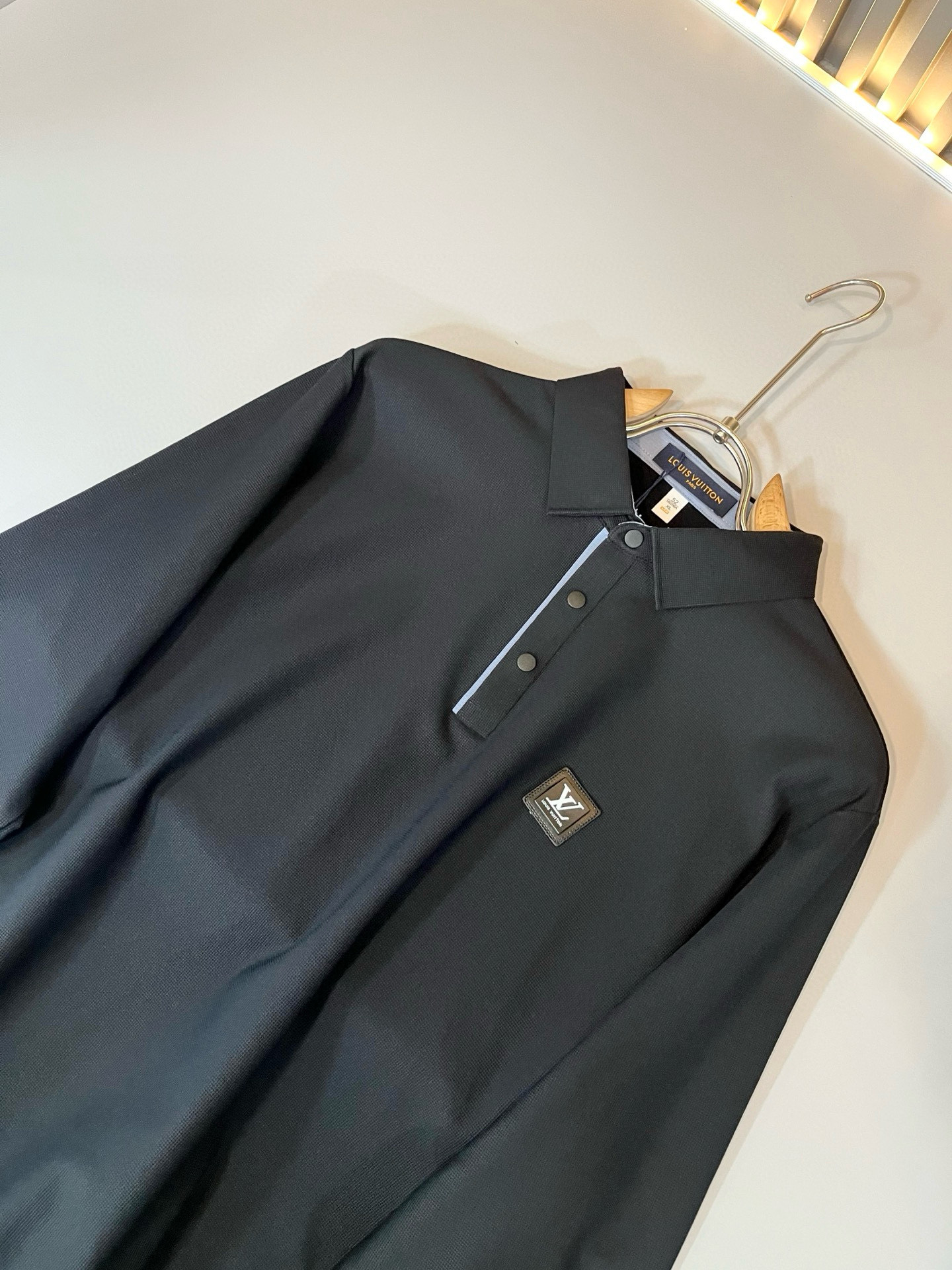 Louis Vuit*on路易*登2025秋冬新款长袖Polo衫，最新工艺时尚元素设计理念！胸前logo