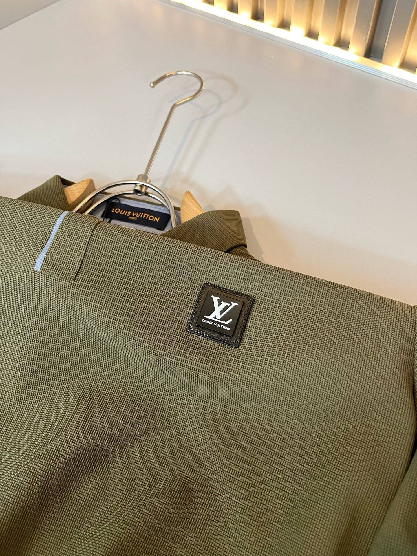 Louis Vuit*on路易*登2025秋季新款长袖Polo衫，最新工艺时尚元素设计理念！胸前logo