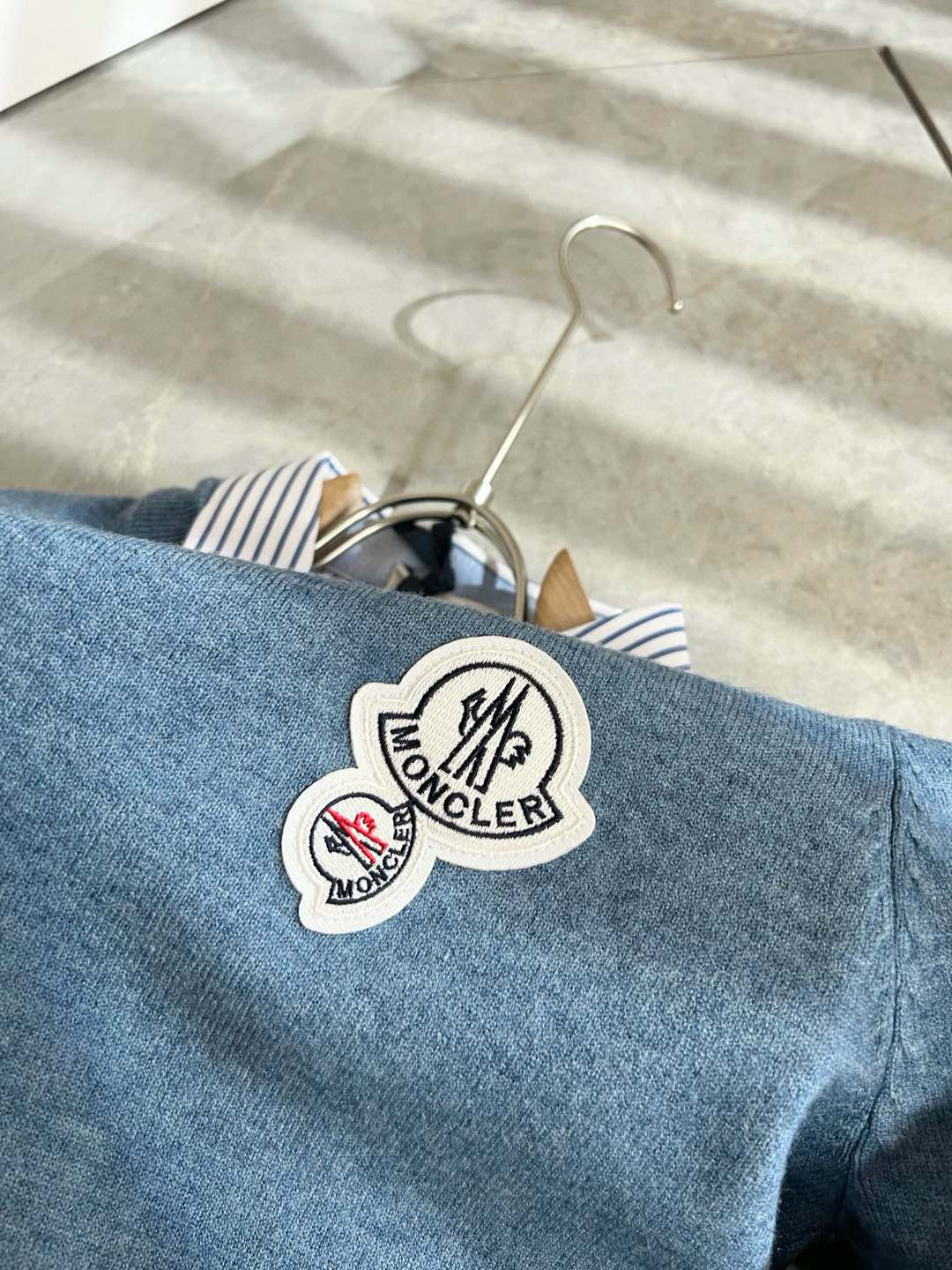 Moncl*r蒙*口 2025秋冬男士最新的贸易订单假两件针织羊毛衫，全品相！！网红款！工艺采用针织羊毛