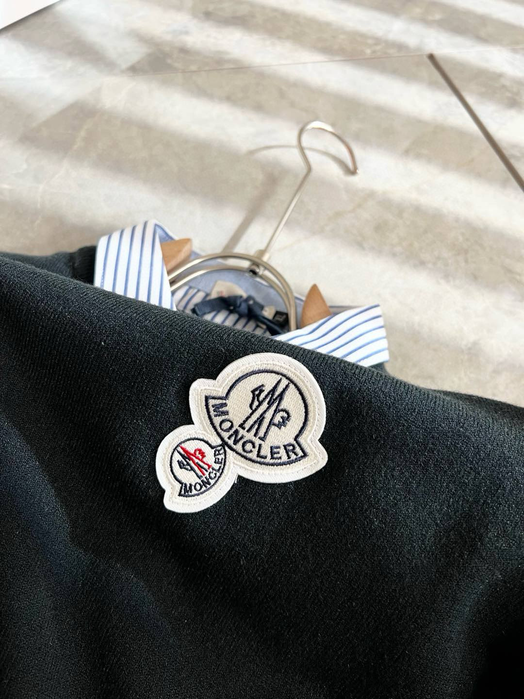 Moncl*r蒙*口 2025秋冬男士最新的贸易订单假两件针织羊毛衫，全品相！！网红款！工艺采用针织羊毛