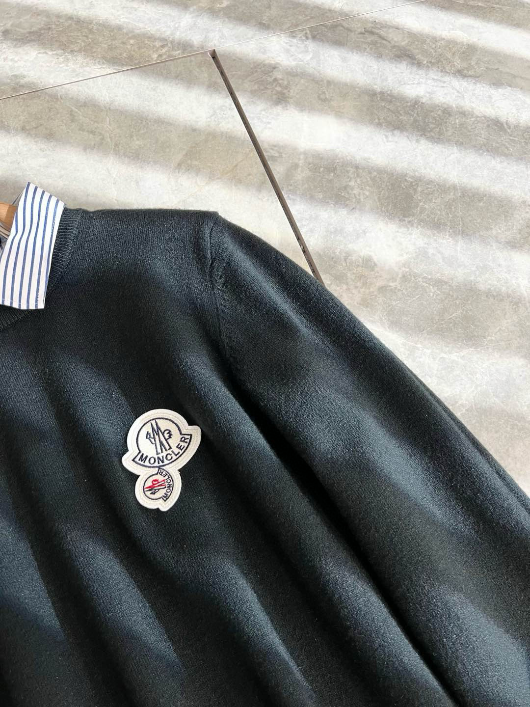 Moncl*r蒙*口 2025秋冬男士最新的贸易订单假两件针织羊毛衫，全品相！！网红款！工艺采用针织羊毛