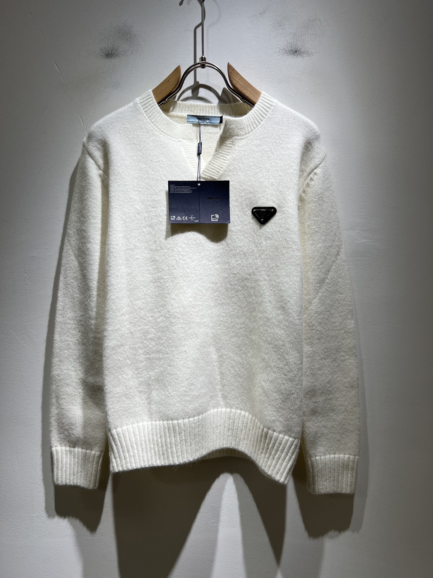 PRAD*A普*达2025秋冬新款男士针织羊毛衫，最新款全网独家首上！！~既经典有时尚百搭，谁不爱啊，将