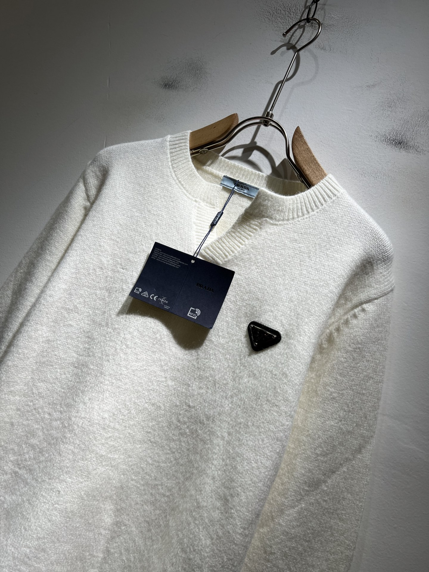 PRAD*A普*达2025秋冬新款男士针织羊毛衫，最新款全网独家首上！！~既经典有时尚百搭，谁不爱啊，将