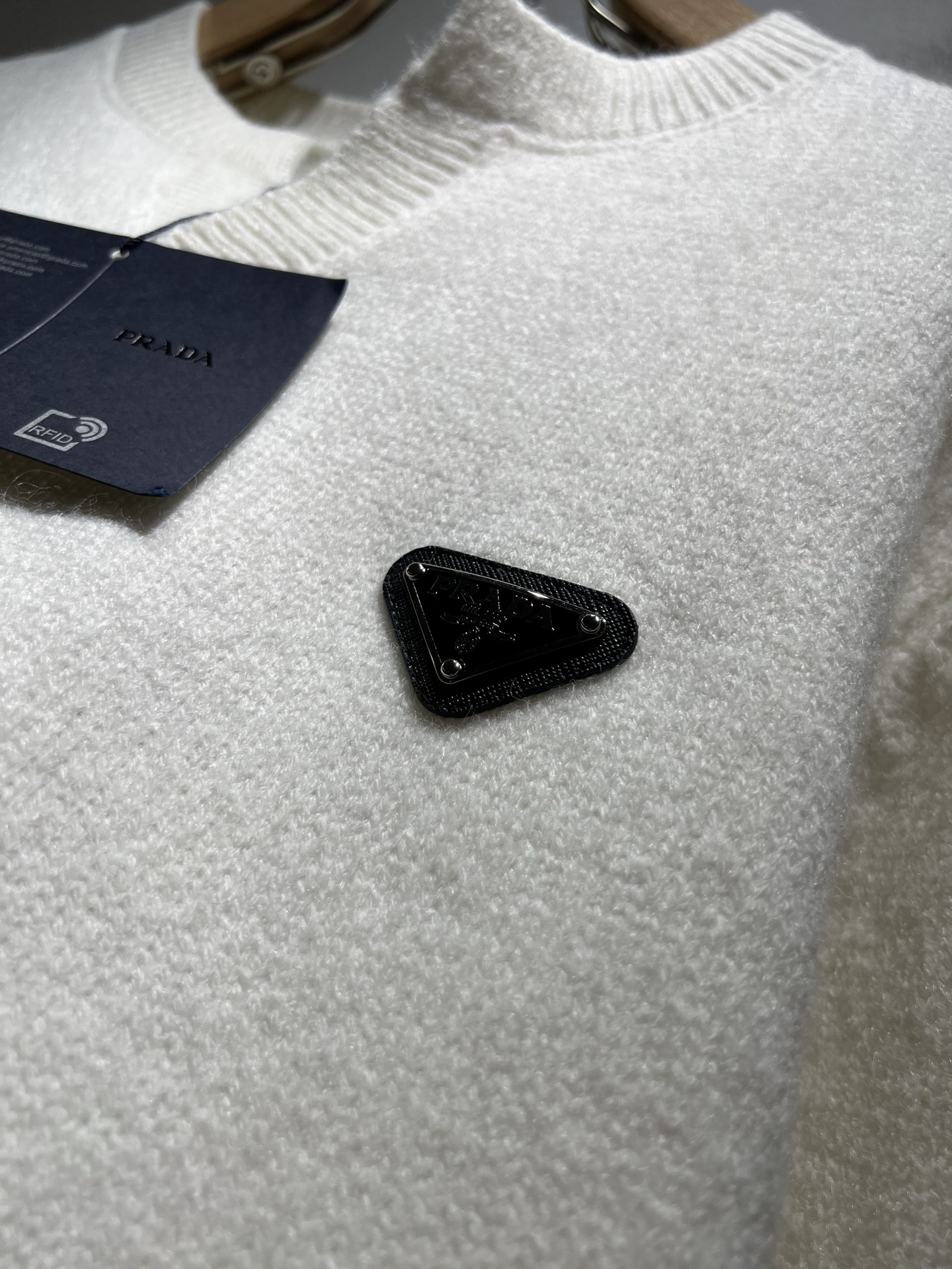 PRAD*A普*达2025秋冬新款男士针织羊毛衫，最新款全网独家首上！！~既经典有时尚百搭，谁不爱啊，将