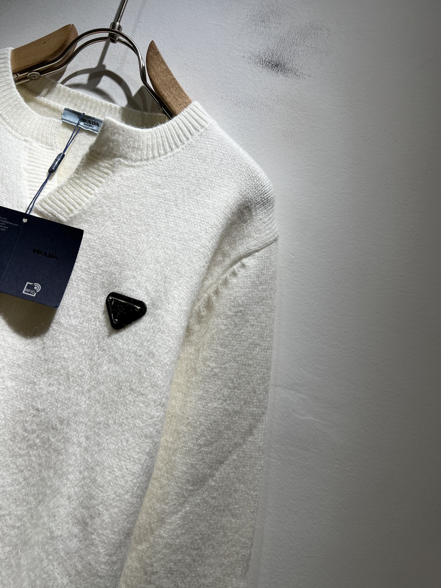 PRAD*A普*达2025秋冬新款男士针织羊毛衫，最新款全网独家首上！！~既经典有时尚百搭，谁不爱啊，将