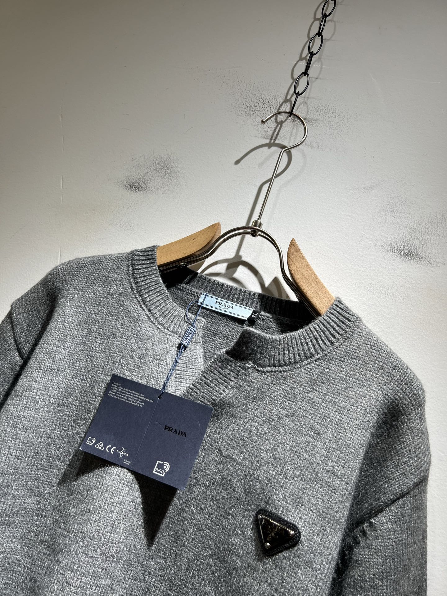 PRAD*A普*达2025秋冬新款男士针织羊毛衫，最新款全网独家首上！！~既经典有时尚百搭，谁不爱啊，将