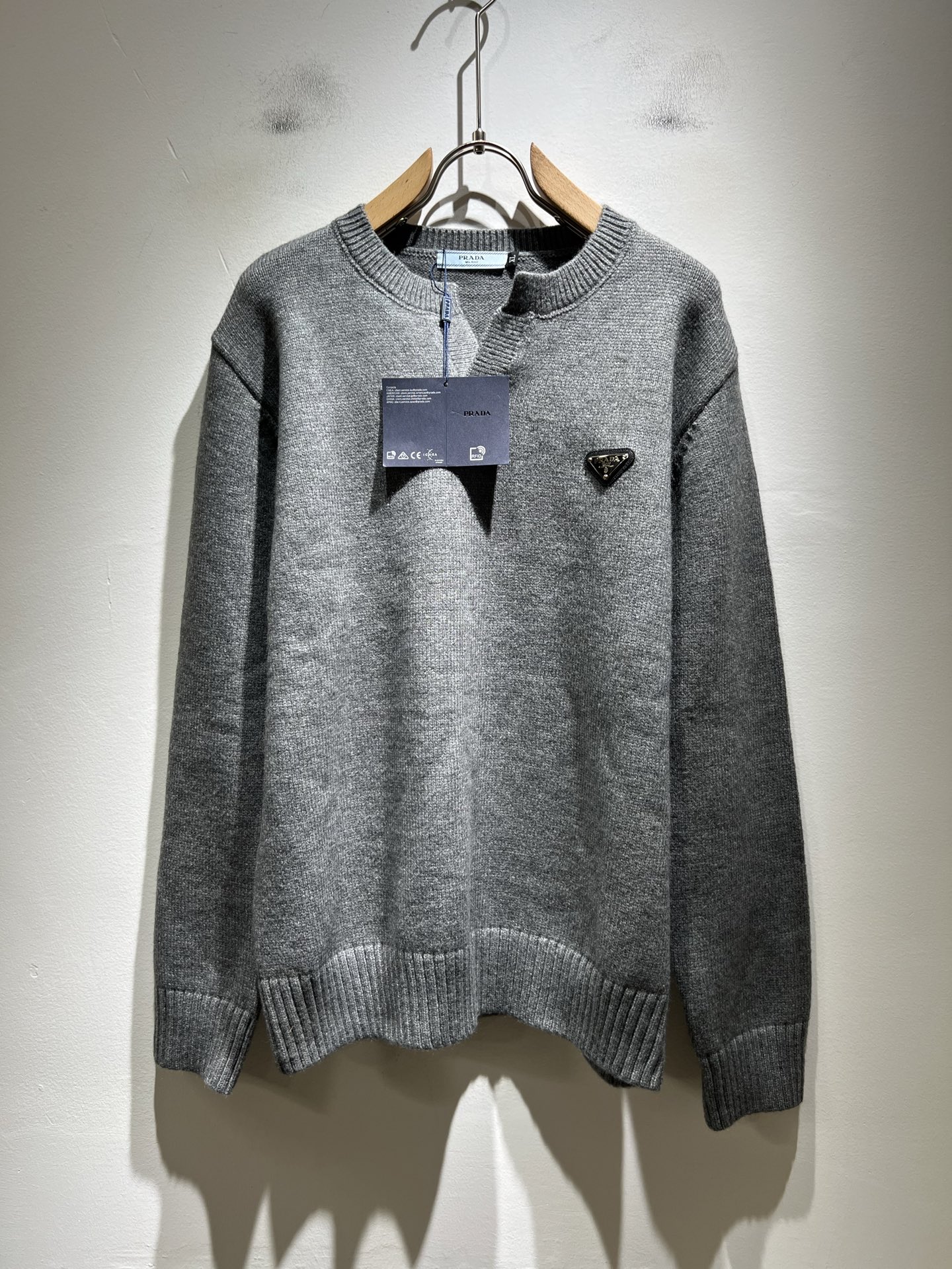 PRAD*A普*达2025秋冬新款男士针织羊毛衫，最新款全网独家首上！！~既经典有时尚百搭，谁不爱啊，将