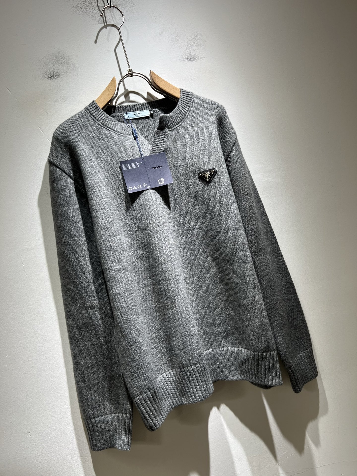 PRAD*A普*达2025秋冬新款男士针织羊毛衫，最新款全网独家首上！！~既经典有时尚百搭，谁不爱啊，将
