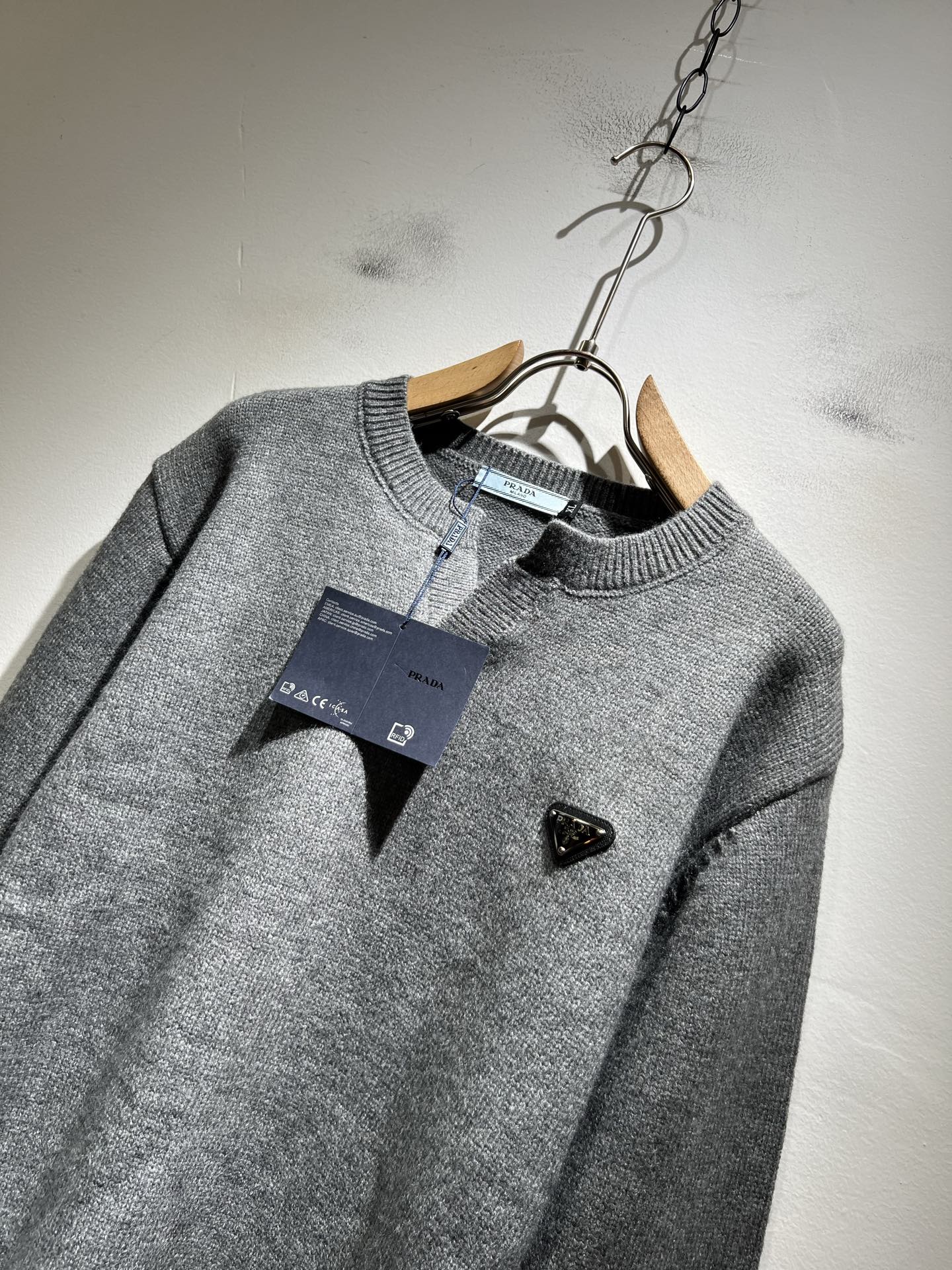 PRAD*A普*达2025秋冬新款男士针织羊毛衫，最新款全网独家首上！！~既经典有时尚百搭，谁不爱啊，将