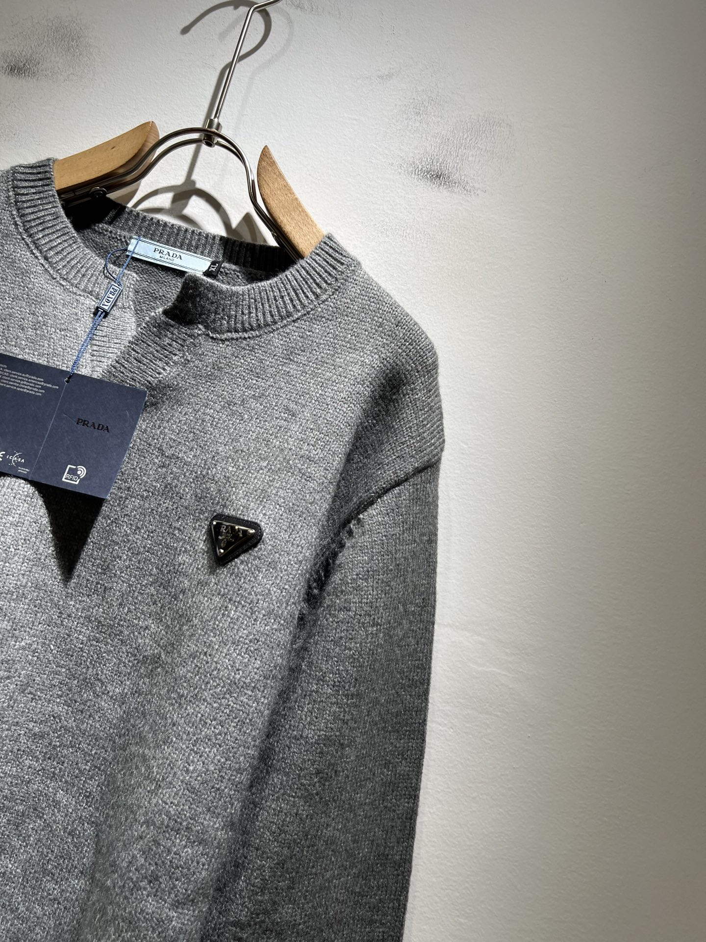 PRAD*A普*达2025秋冬新款男士针织羊毛衫，最新款全网独家首上！！~既经典有时尚百搭，谁不爱啊，将