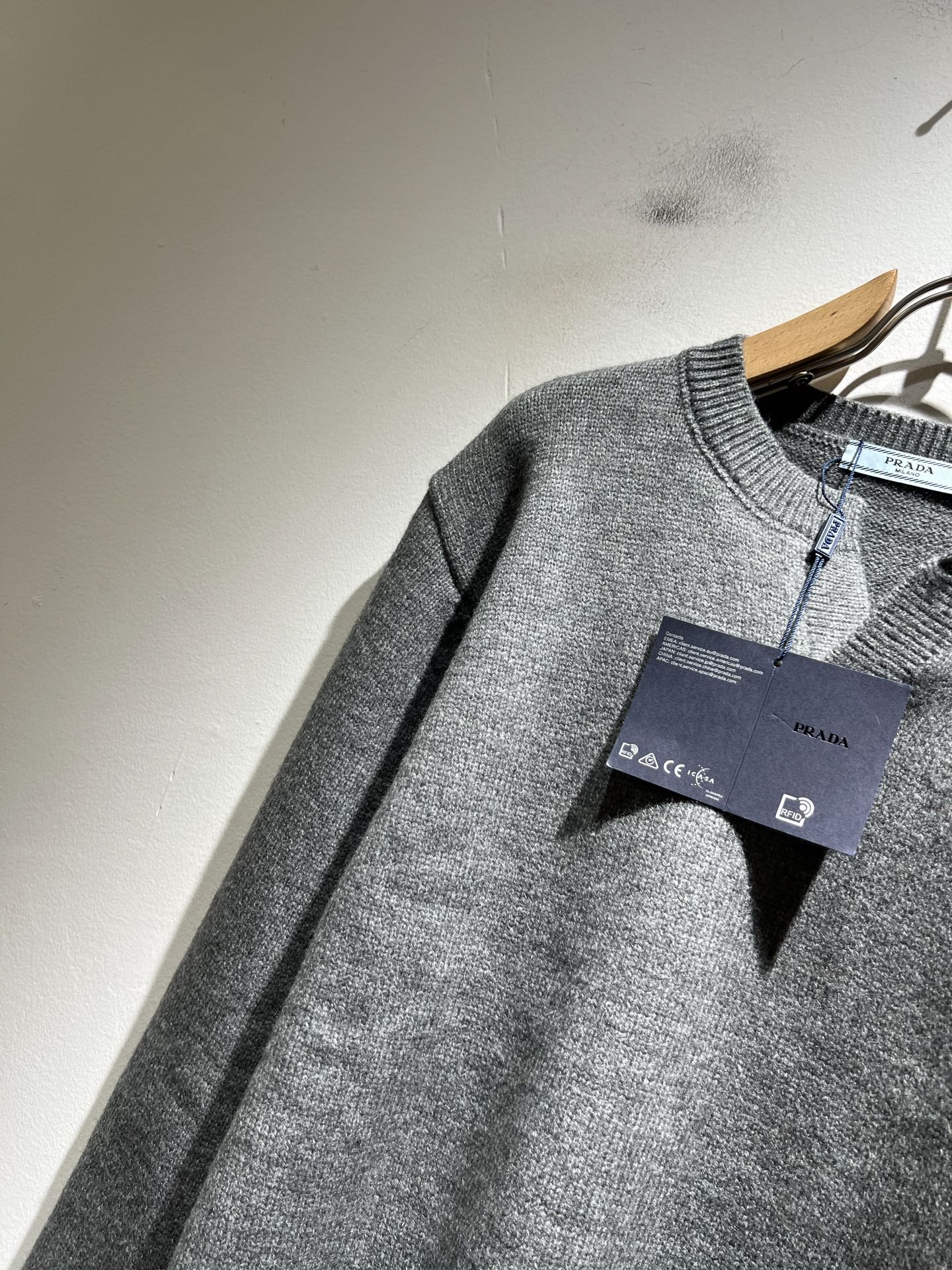 PRAD*A普*达2025秋冬新款男士针织羊毛衫，最新款全网独家首上！！~既经典有时尚百搭，谁不爱啊，将