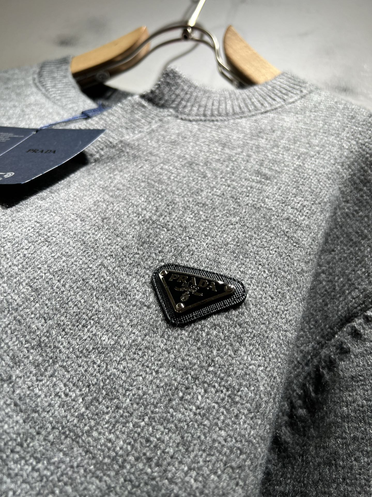 PRAD*A普*达2025秋冬新款男士针织羊毛衫，最新款全网独家首上！！~既经典有时尚百搭，谁不爱啊，将