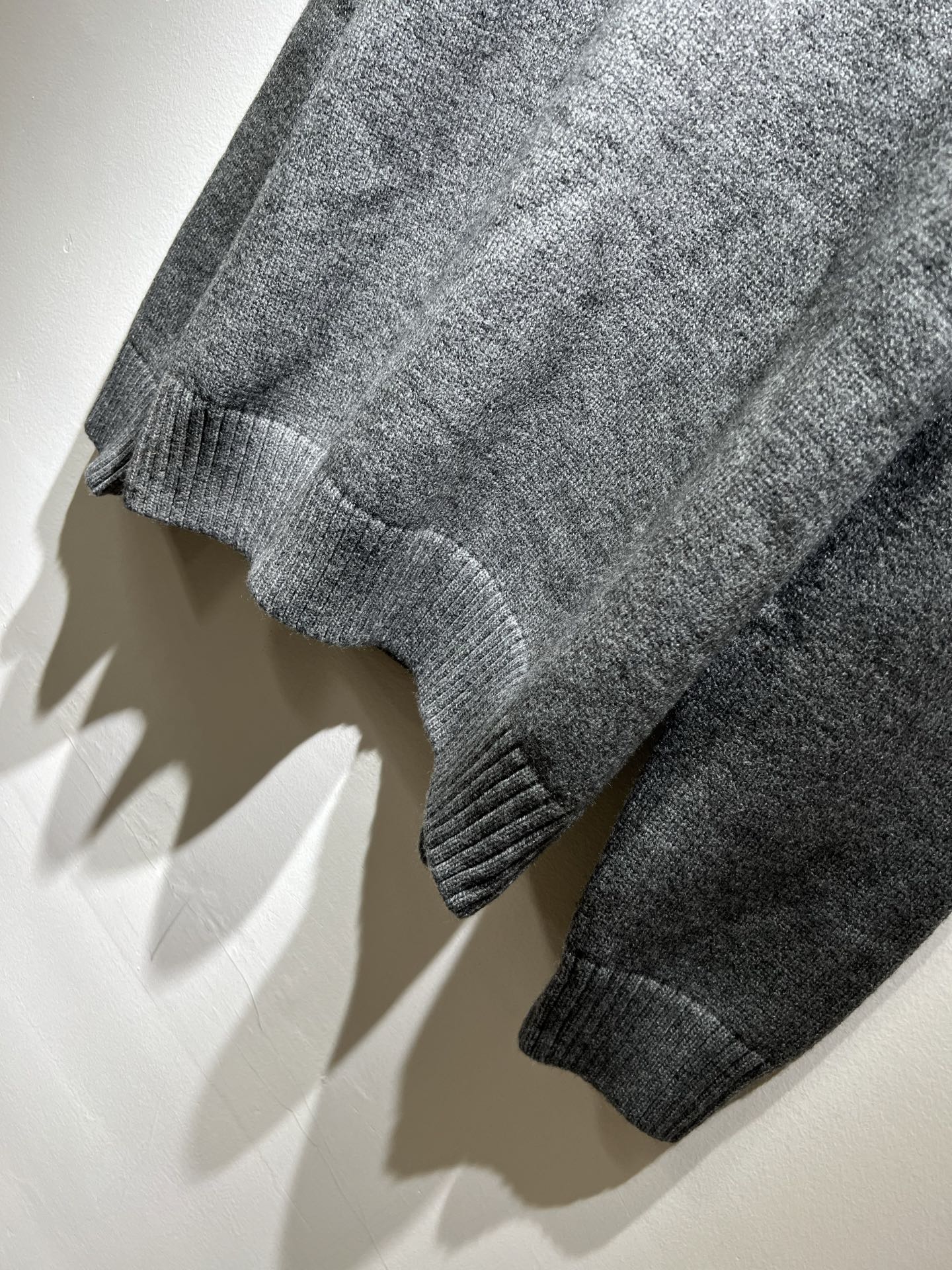 PRAD*A普*达2025秋冬新款男士针织羊毛衫，最新款全网独家首上！！~既经典有时尚百搭，谁不爱啊，将