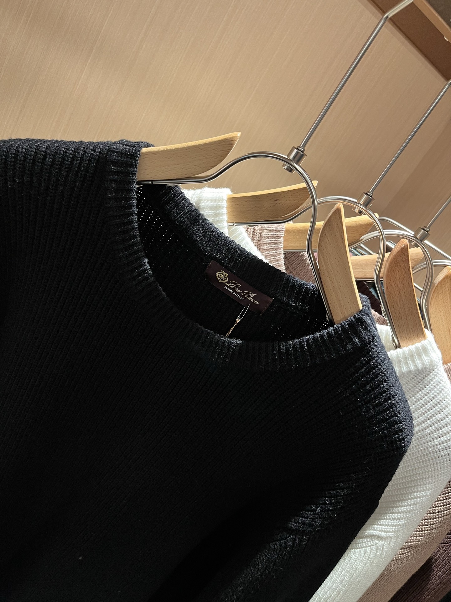 Loro Piana诺悠翩雅 2025秋冬男士最新的贸易订单针织羊毛衫，全品相！！上身舒适透气，不僵硬，