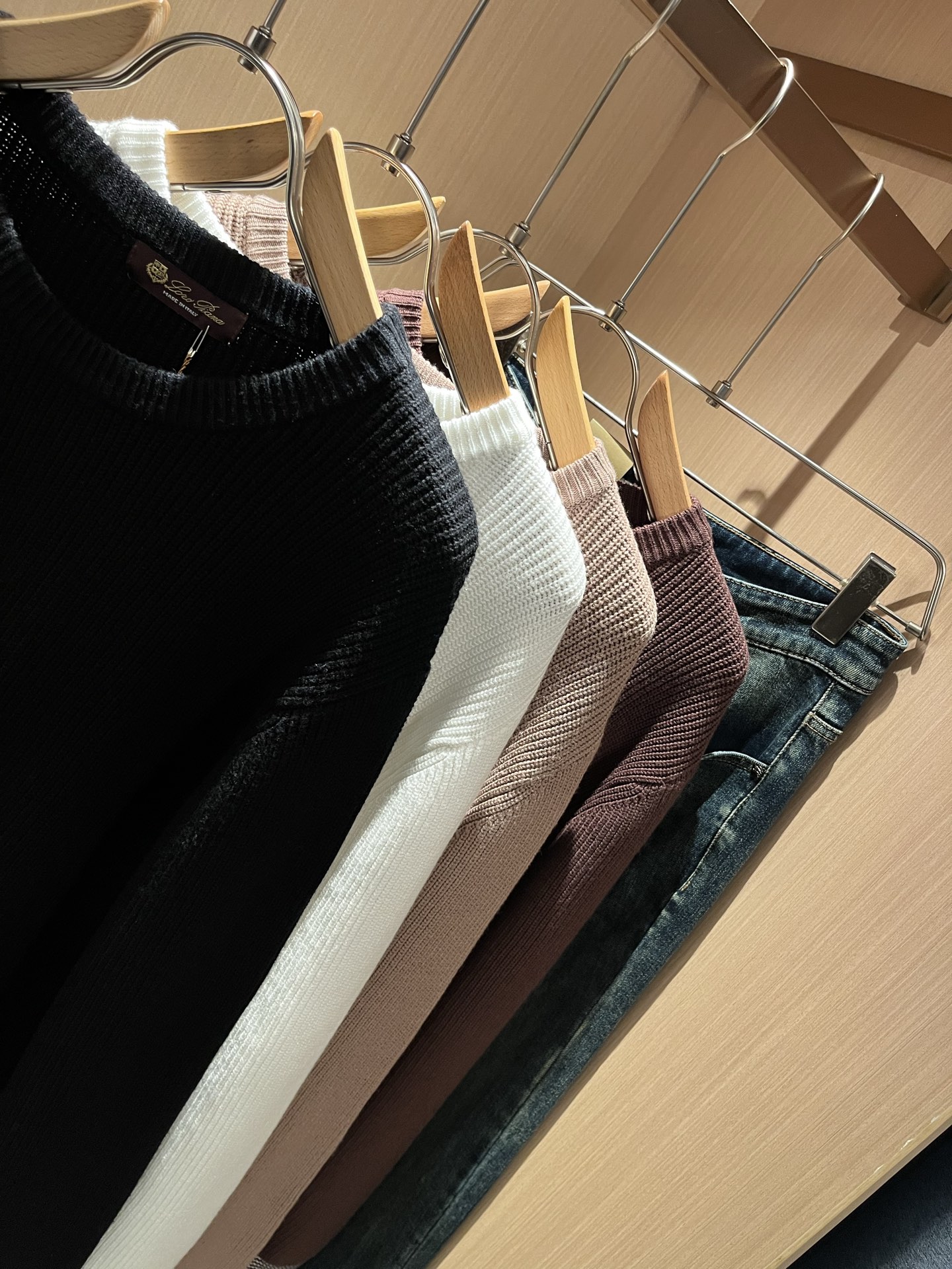 Loro Piana诺悠翩雅 2025秋冬男士最新的贸易订单针织羊毛衫，全品相！！上身舒适透气，不僵硬，