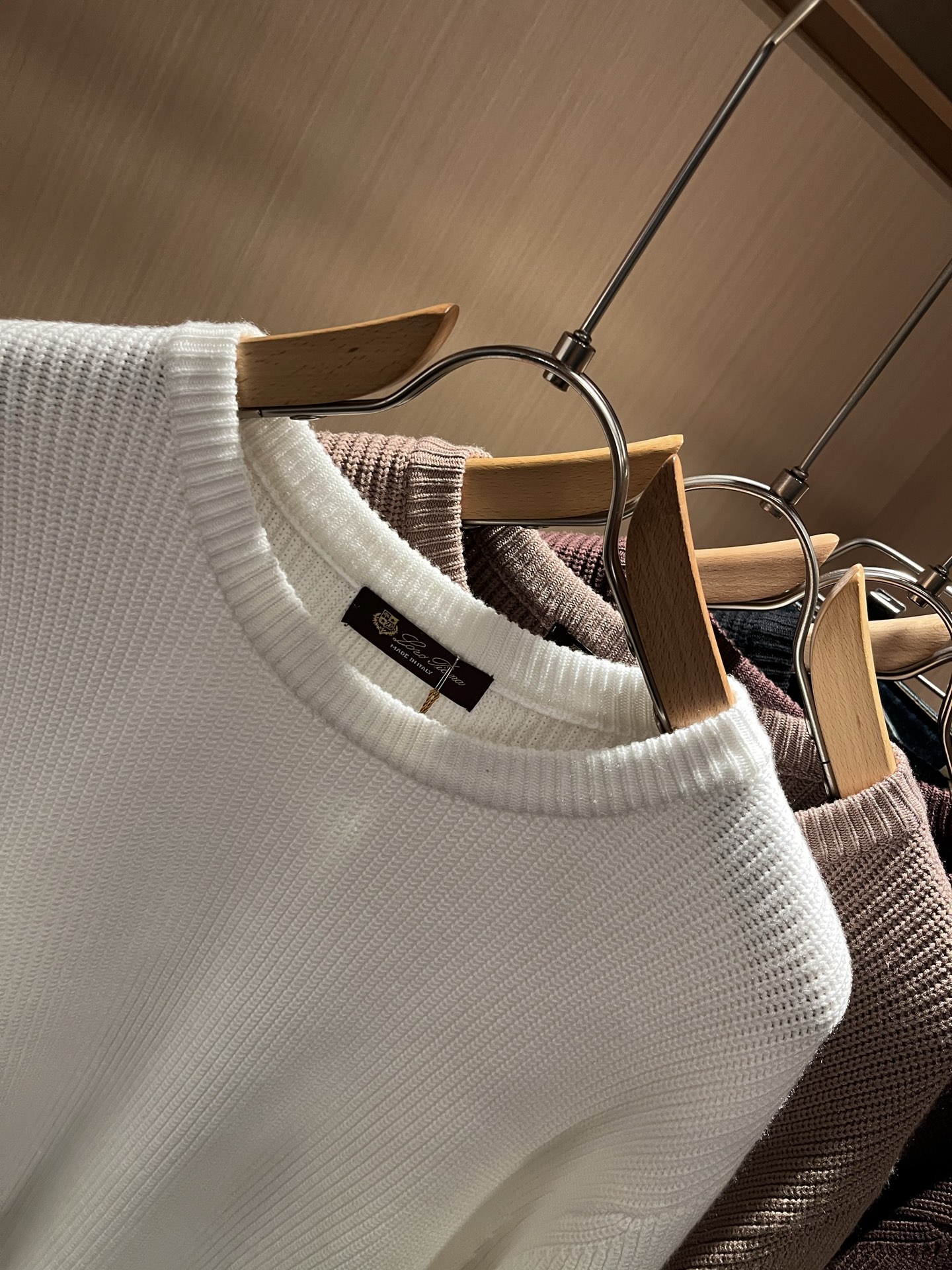 Loro Piana诺悠翩雅 2025秋冬男士最新的贸易订单针织羊毛衫，全品相！！上身舒适透气，不僵硬，