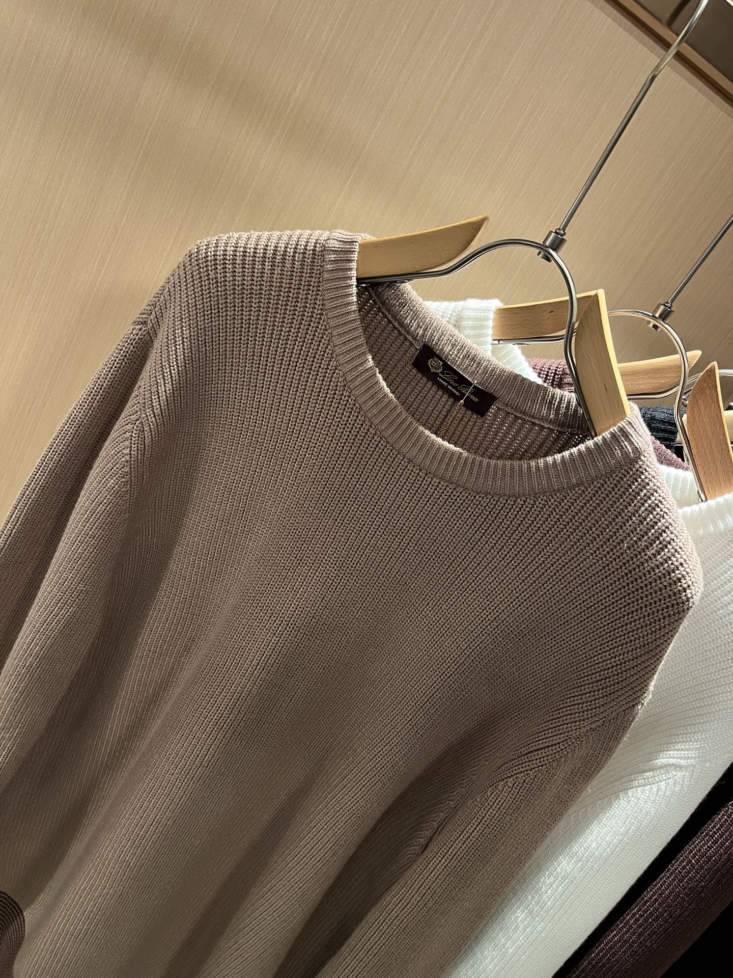 Loro Piana诺悠翩雅 2025秋冬男士最新的贸易订单针织羊毛衫，全品相！！上身舒适透气，不僵硬，