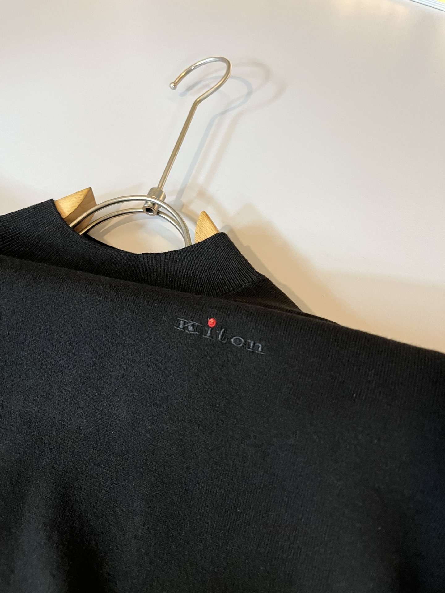 Kiton 2025秋冬新款男士休闲夹克，采用进口优质羊毛衫，简单LOGO标识刺绣设计！代表品牌形象 简