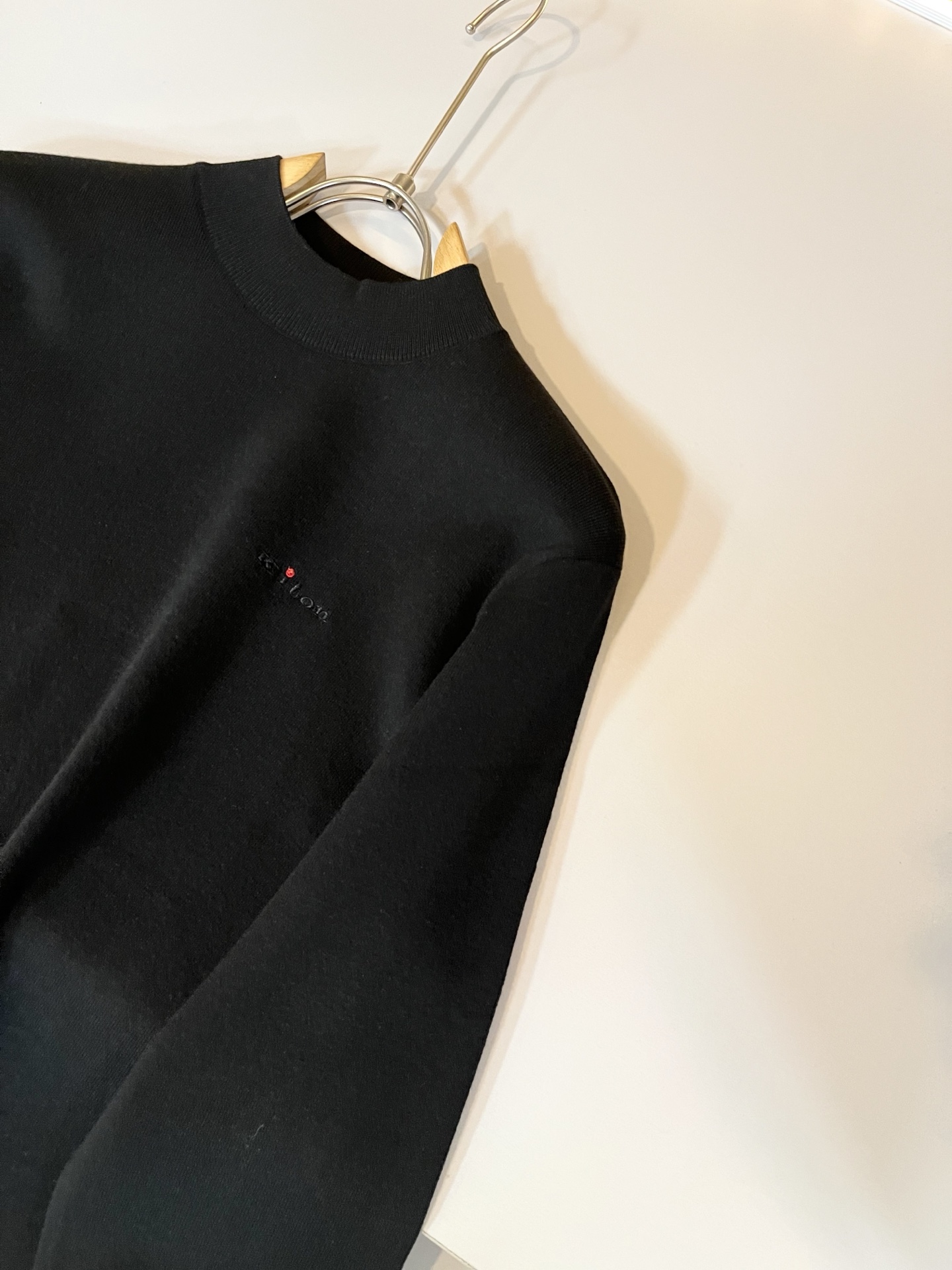 Kiton 2025秋冬新款男士休闲夹克，采用进口优质羊毛衫，简单LOGO标识刺绣设计！代表品牌形象 简