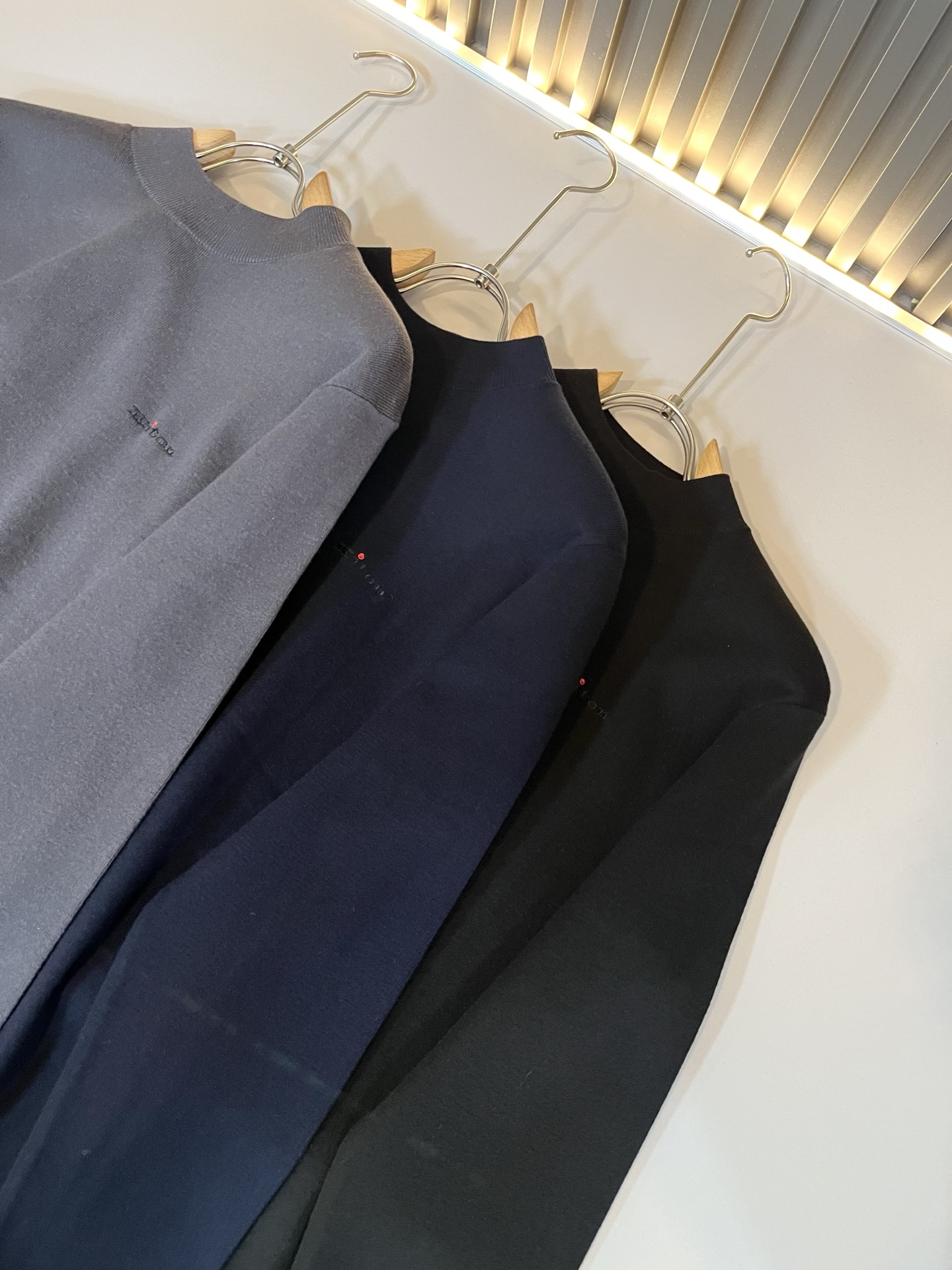 Kiton 2025秋冬新款男士休闲夹克，采用进口优质羊毛衫，简单LOGO标识刺绣设计！代表品牌形象 简