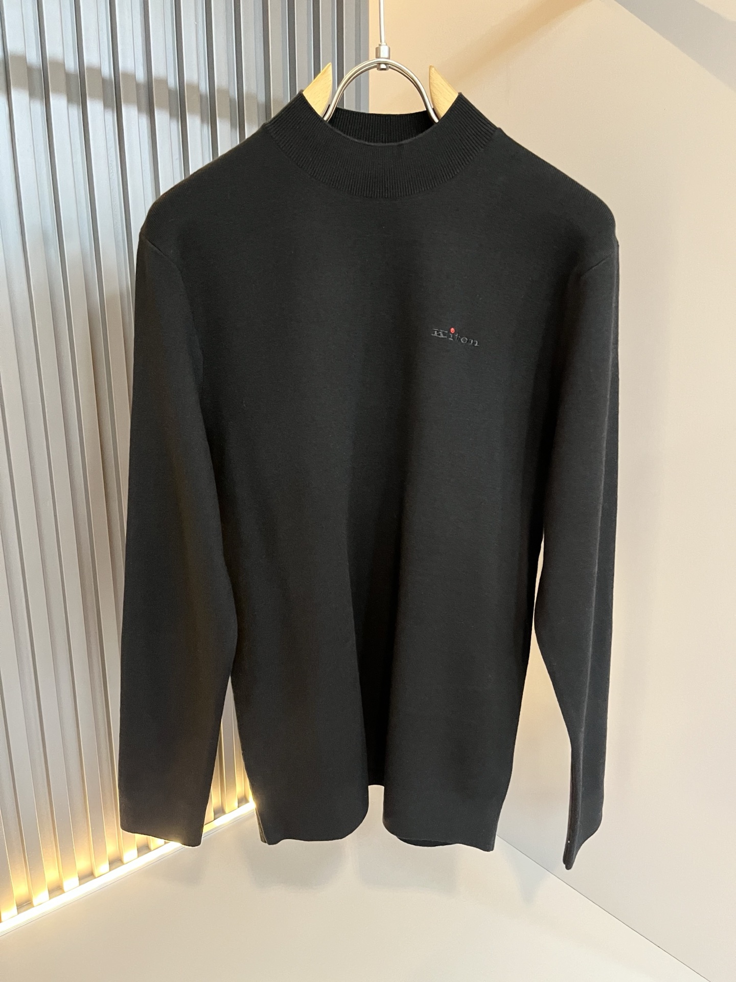 Kiton 2025秋冬新款男士休闲夹克，采用进口优质羊毛衫，简单LOGO标识刺绣设计！代表品牌形象 简