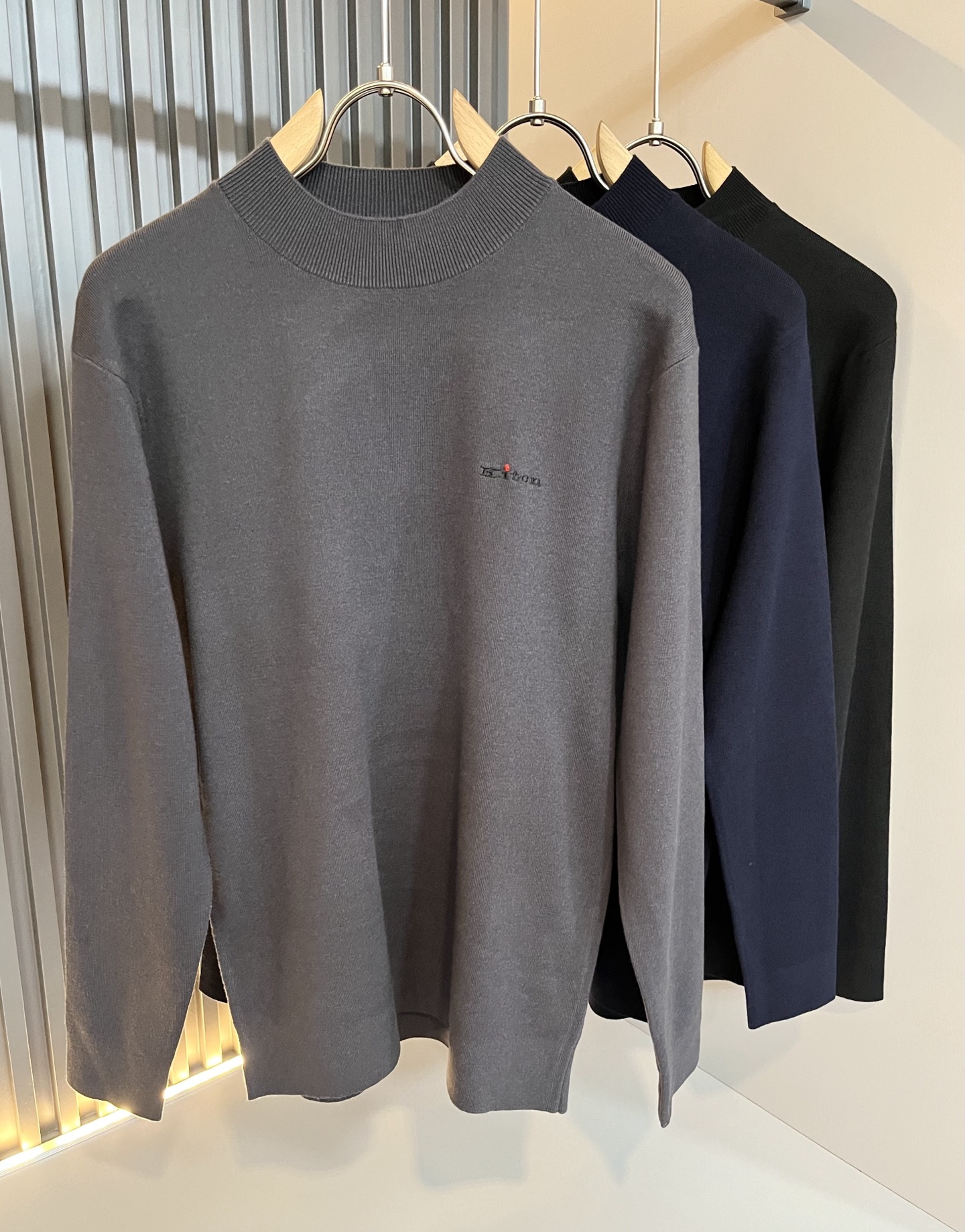 Kiton 2025秋冬新款男士休闲夹克，采用进口优质羊毛衫，简单LOGO标识刺绣设计！代表品牌形象 简