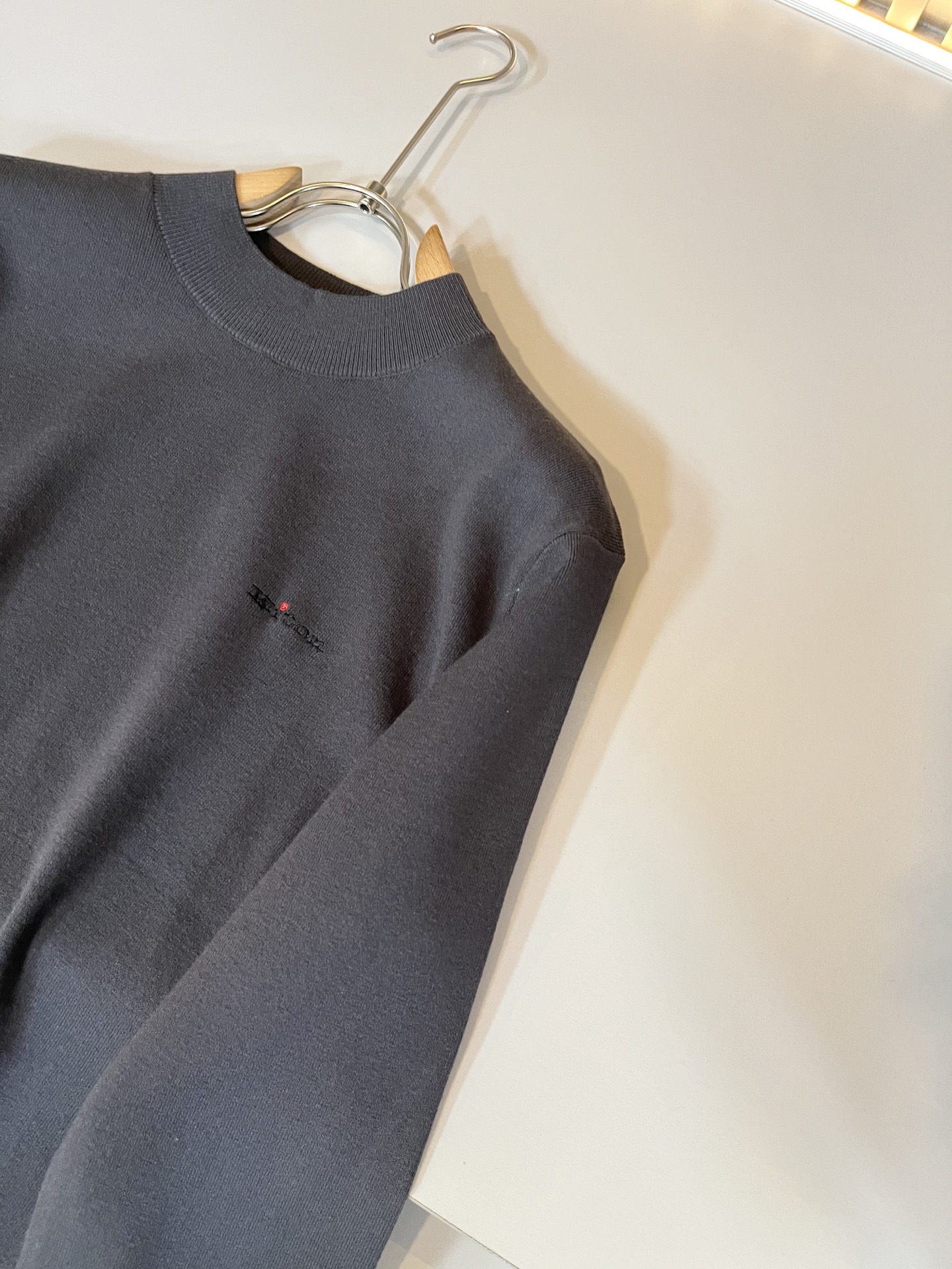 Kiton 2025秋冬新款男士休闲夹克，采用进口优质羊毛衫，简单LOGO标识刺绣设计！代表品牌形象 简