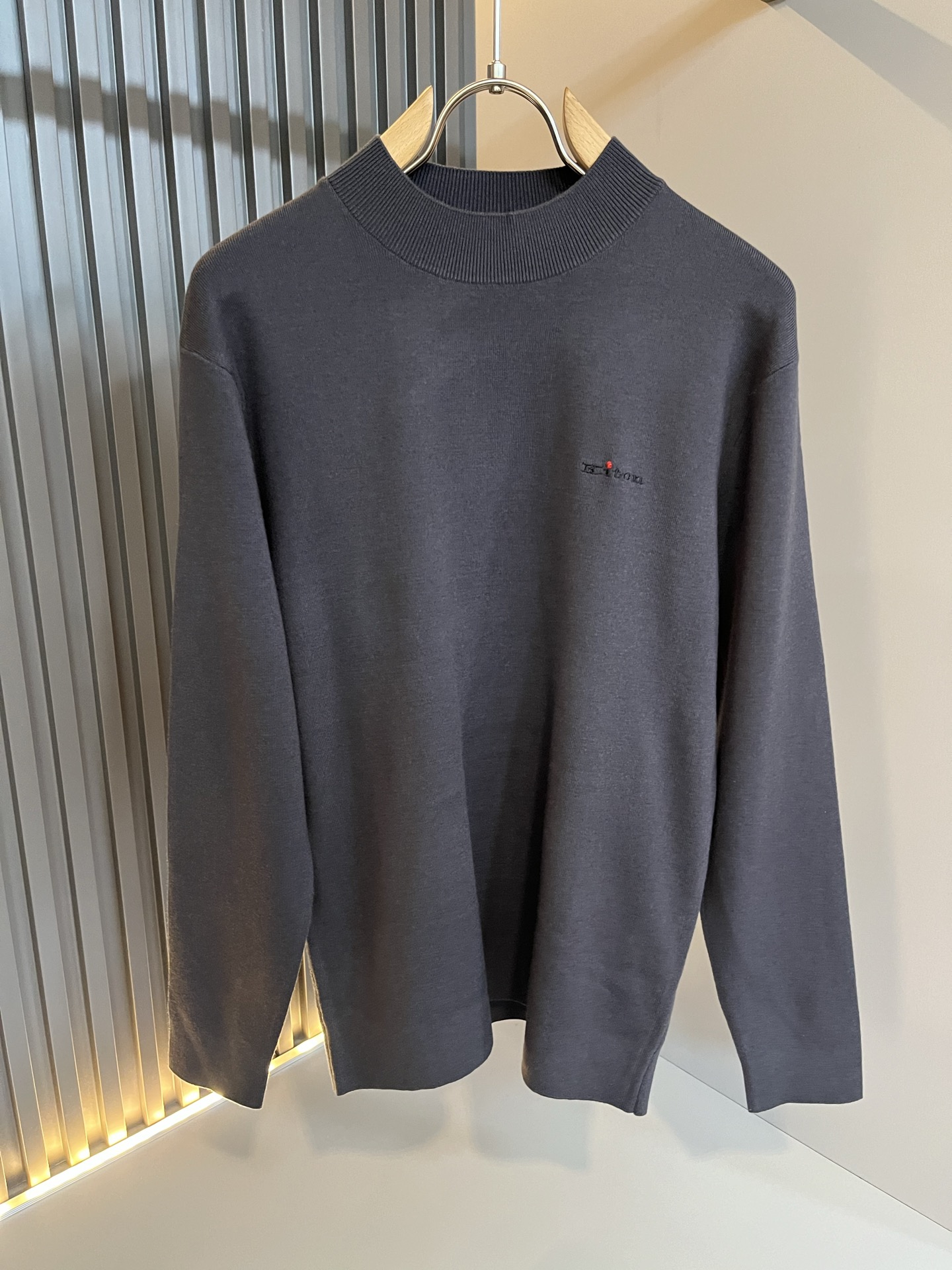 Kiton 2025秋冬新款男士休闲夹克，采用进口优质羊毛衫，简单LOGO标识刺绣设计！代表品牌形象 简