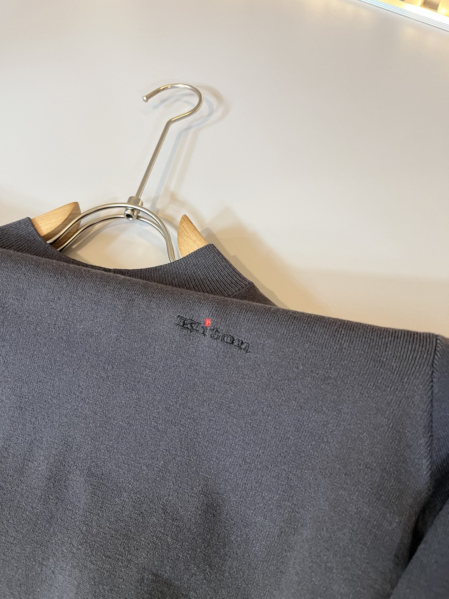 Kiton 2025秋冬新款男士休闲夹克，采用进口优质羊毛衫，简单LOGO标识刺绣设计！代表品牌形象 简