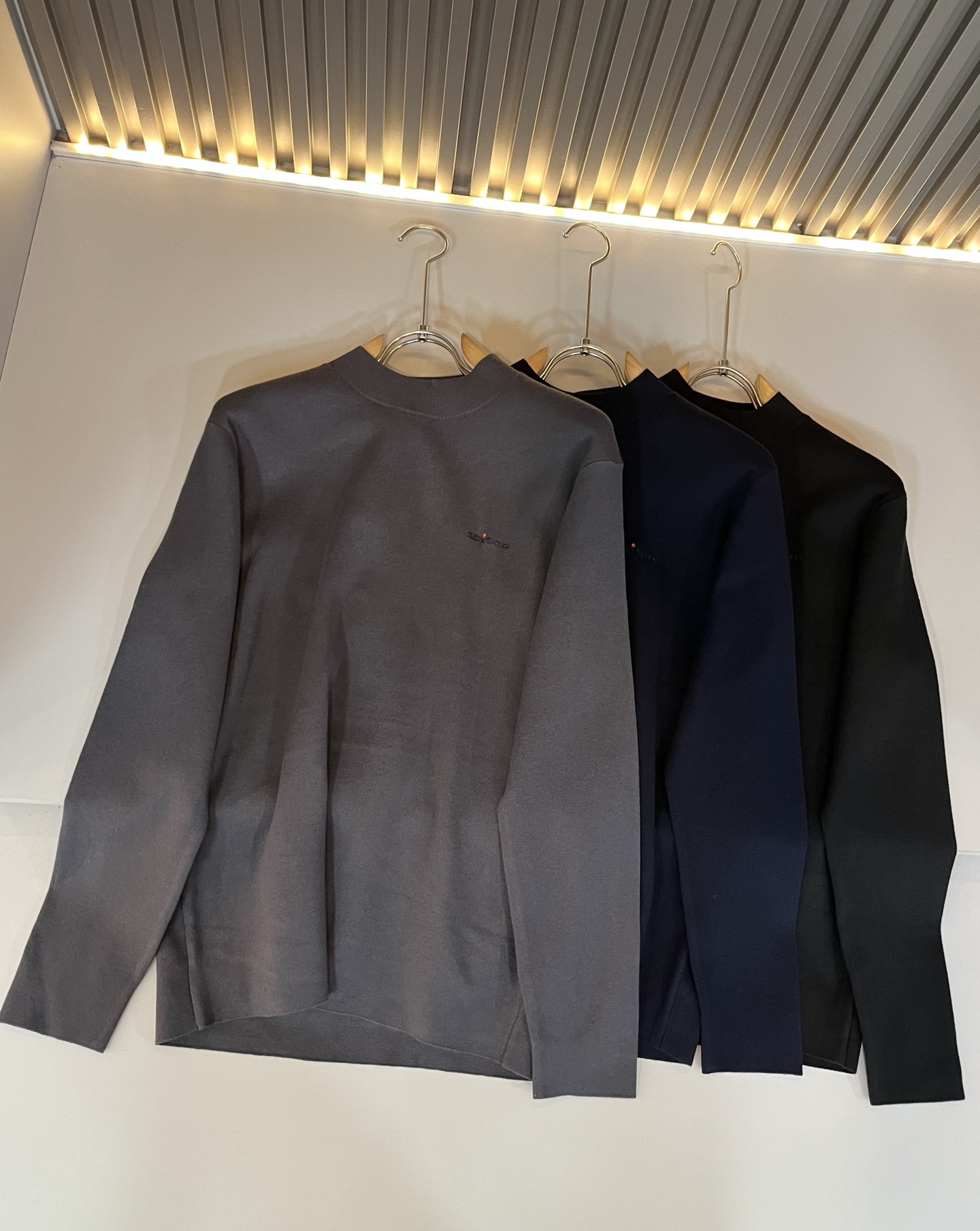 Kiton 2025秋冬新款男士休闲夹克，采用进口优质羊毛衫，简单LOGO标识刺绣设计！代表品牌形象 简