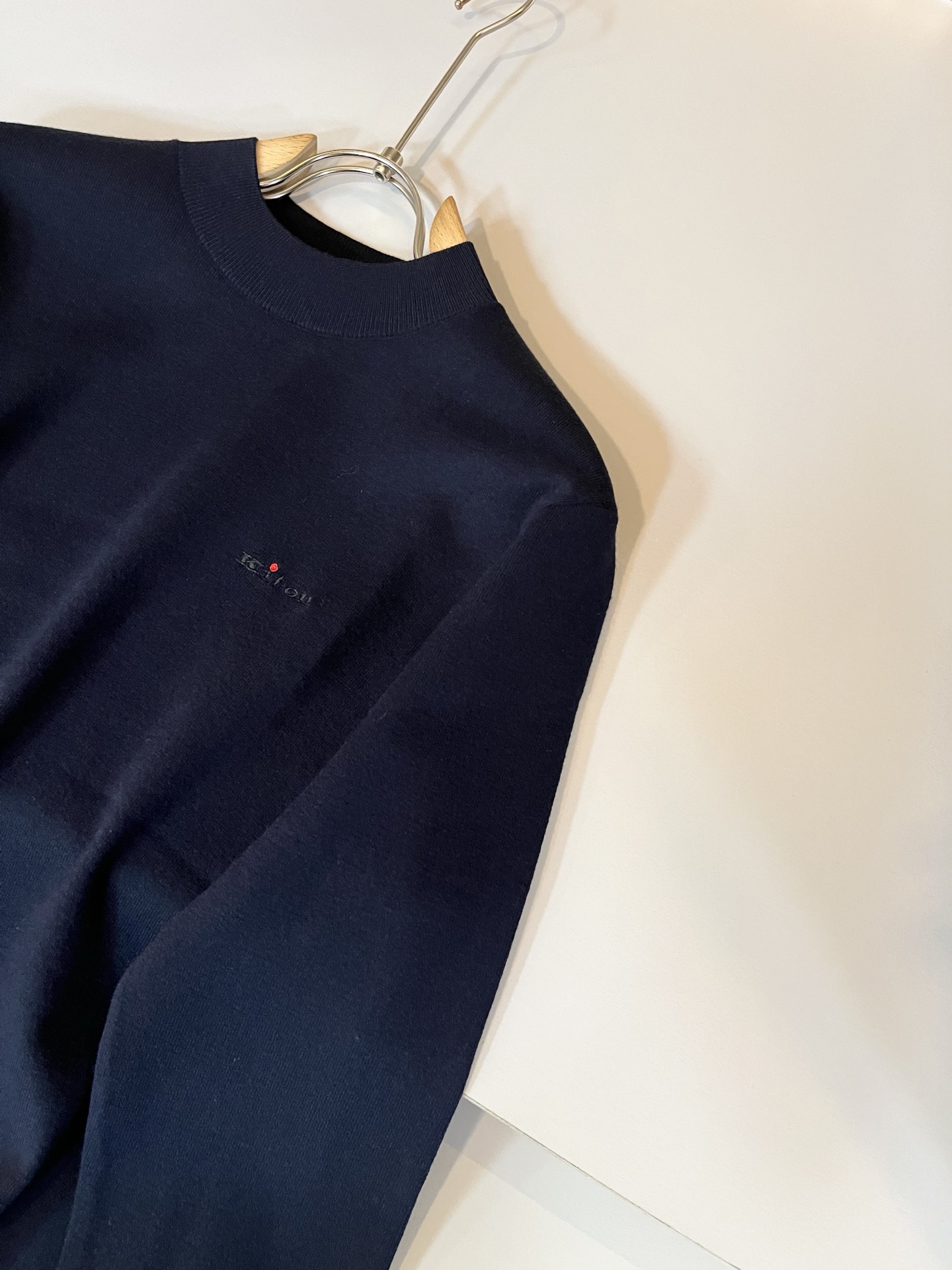 Kiton 2025秋冬新款男士休闲夹克，采用进口优质羊毛衫，简单LOGO标识刺绣设计！代表品牌形象 简