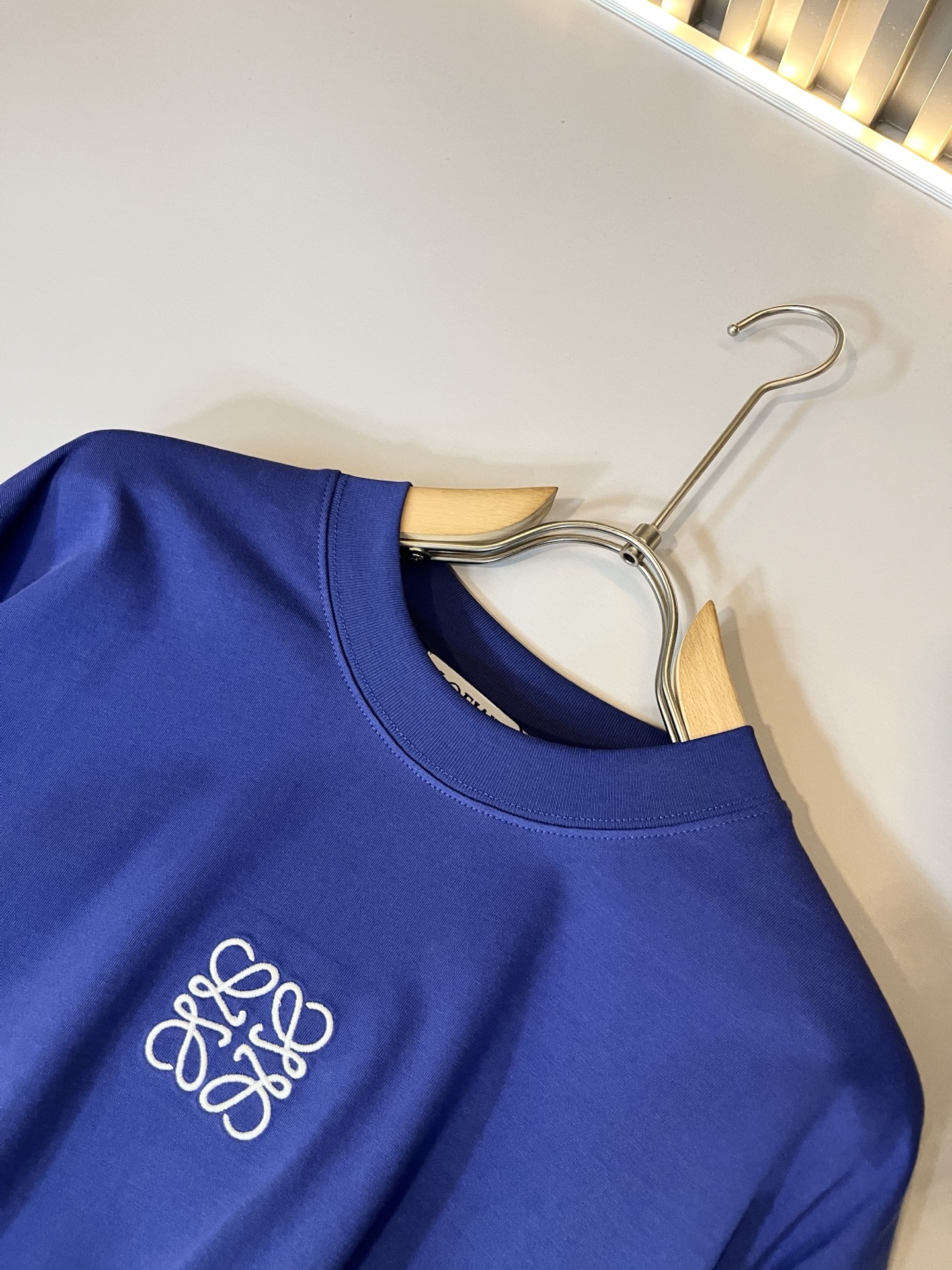 LOE*WE罗*威 2025秋冬男士打底衫，意大利原厂订单渠道，极具个性高级风，标志logo图案刺绣工艺