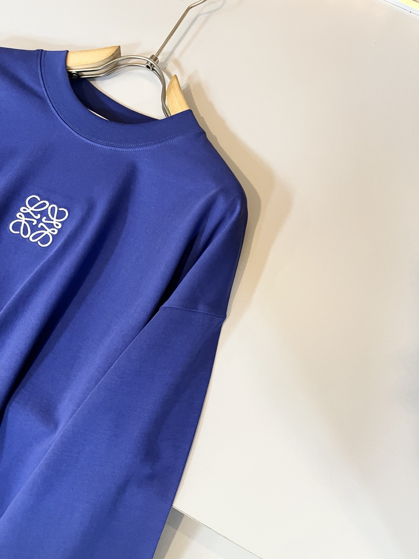 LOE*WE罗*威 2025秋冬男士打底衫，意大利原厂订单渠道，极具个性高级风，标志logo图案刺绣工艺