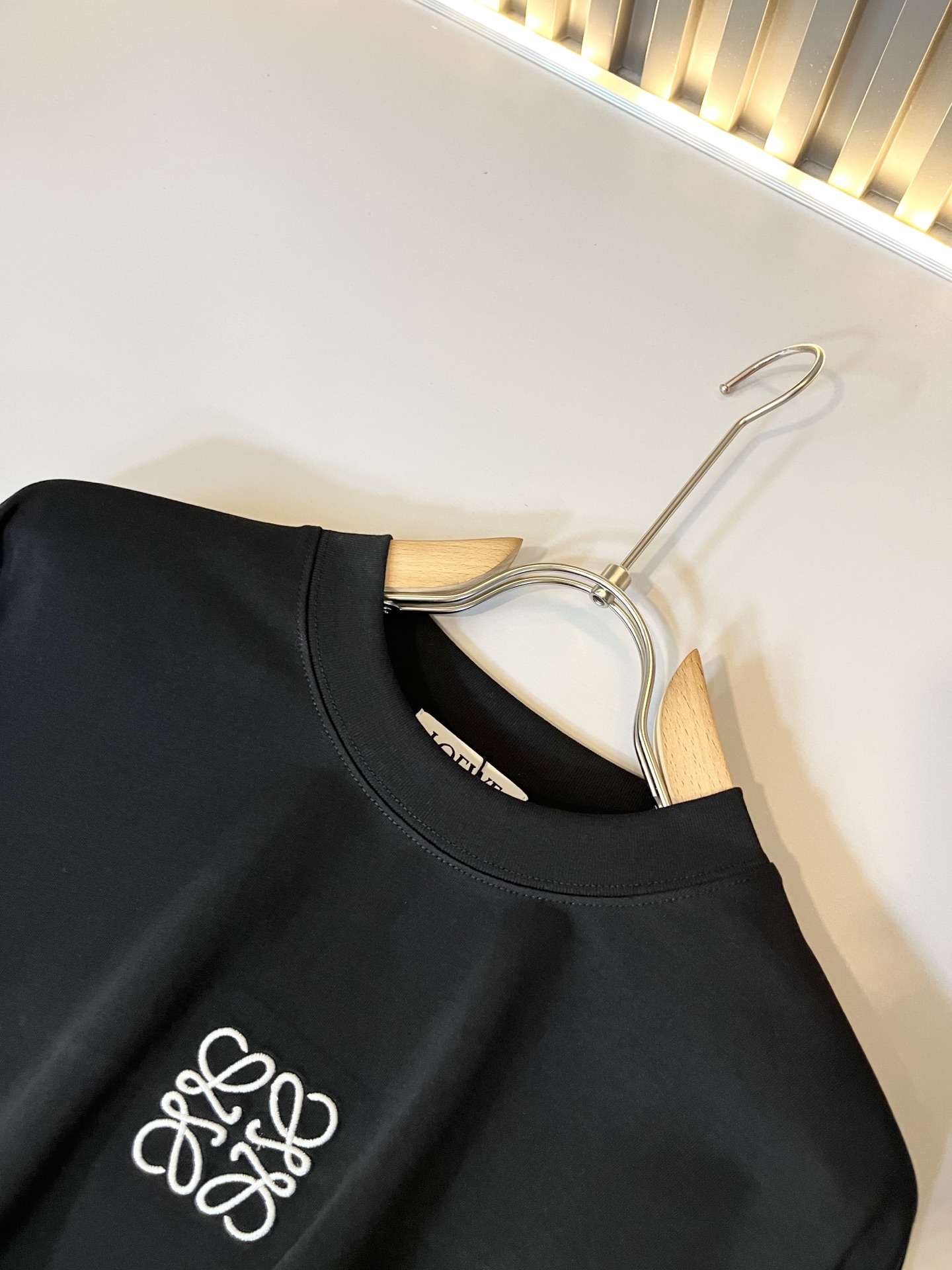 LOE*WE罗*威 2025秋冬男士打底衫，意大利原厂订单渠道，极具个性高级风，标志logo图案刺绣工艺