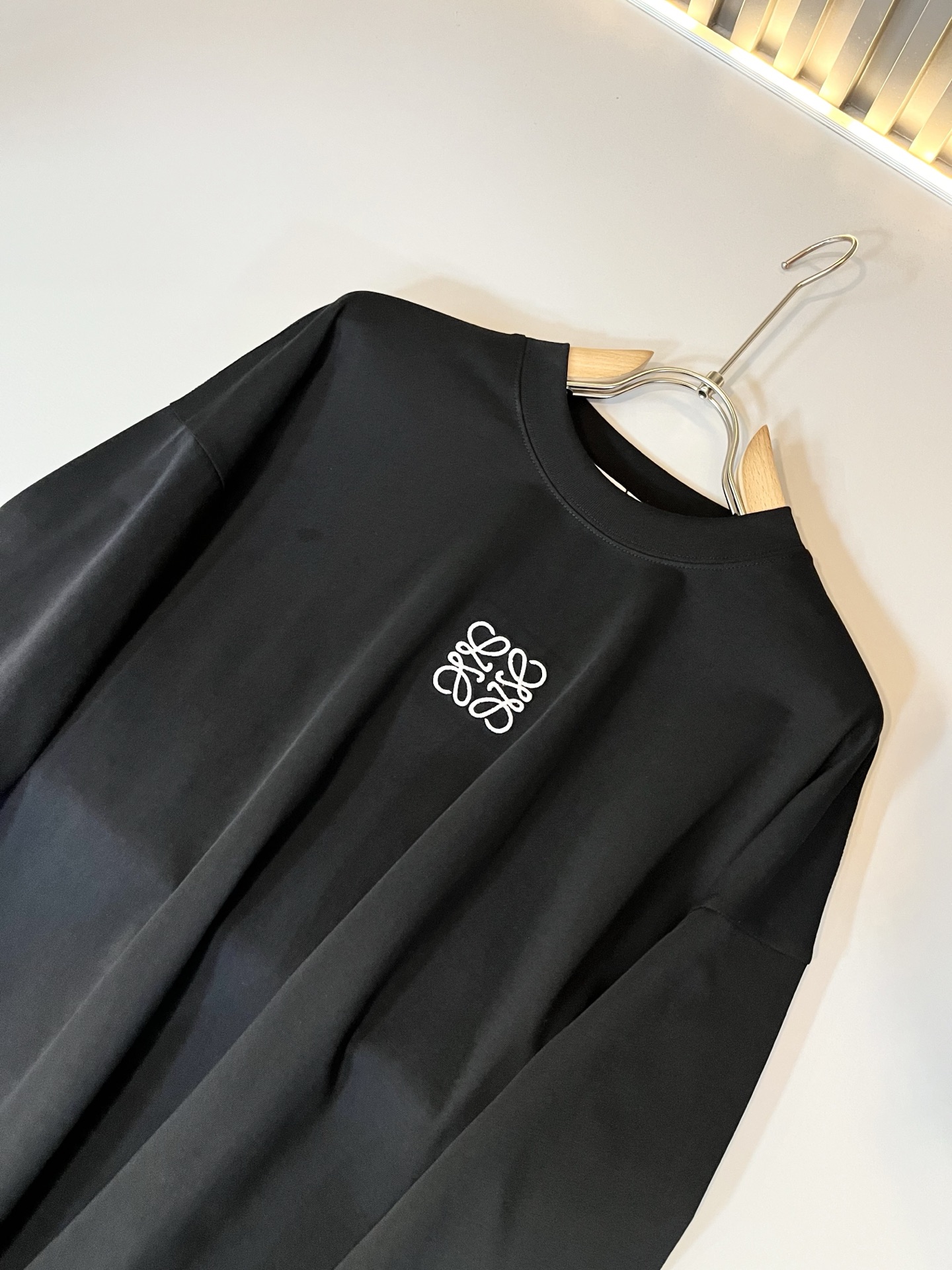 LOE*WE罗*威 2025秋冬男士打底衫，意大利原厂订单渠道，极具个性高级风，标志logo图案刺绣工艺