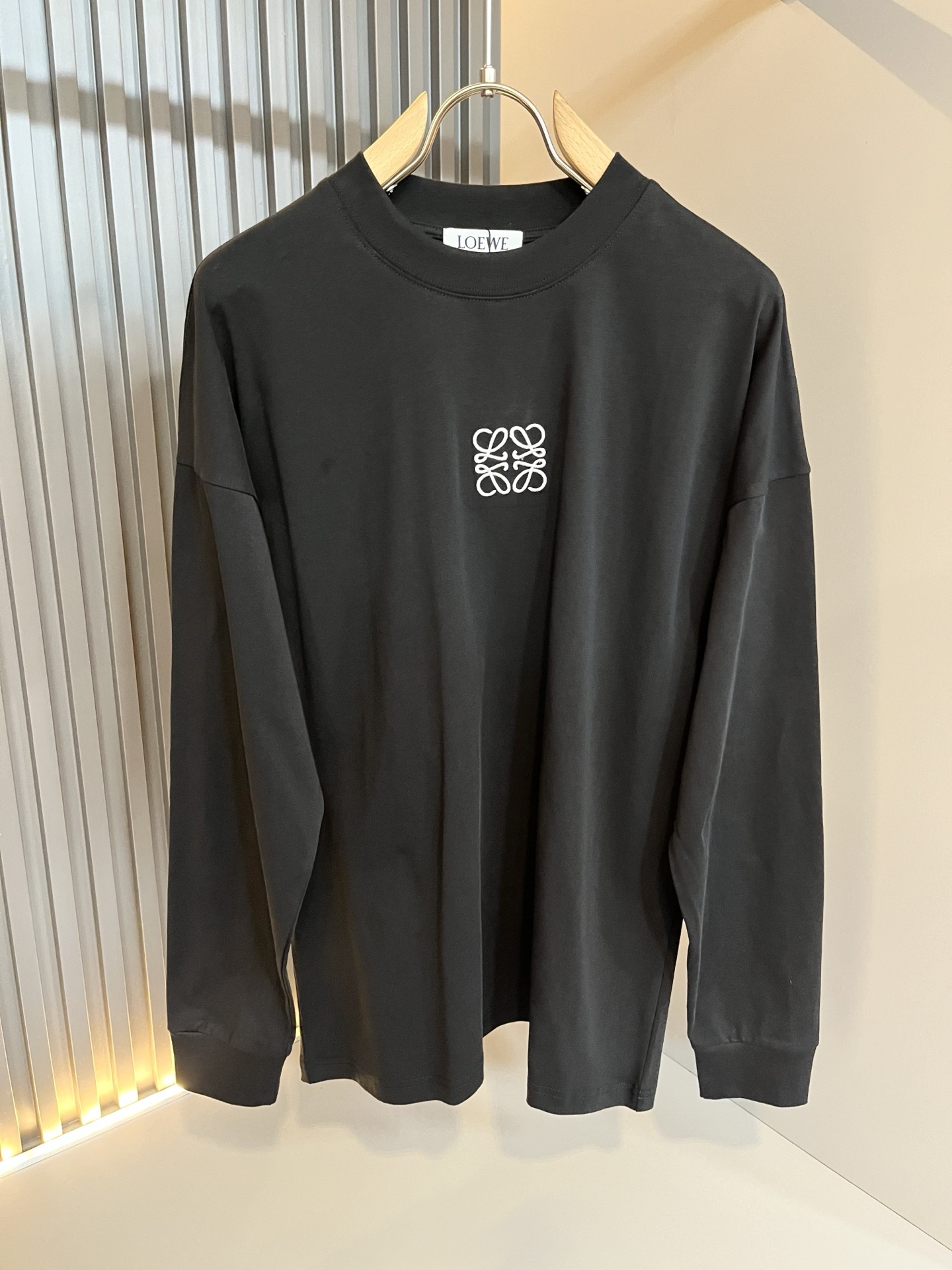 LOE*WE罗*威 2025秋冬男士打底衫，意大利原厂订单渠道，极具个性高级风，标志logo图案刺绣工艺