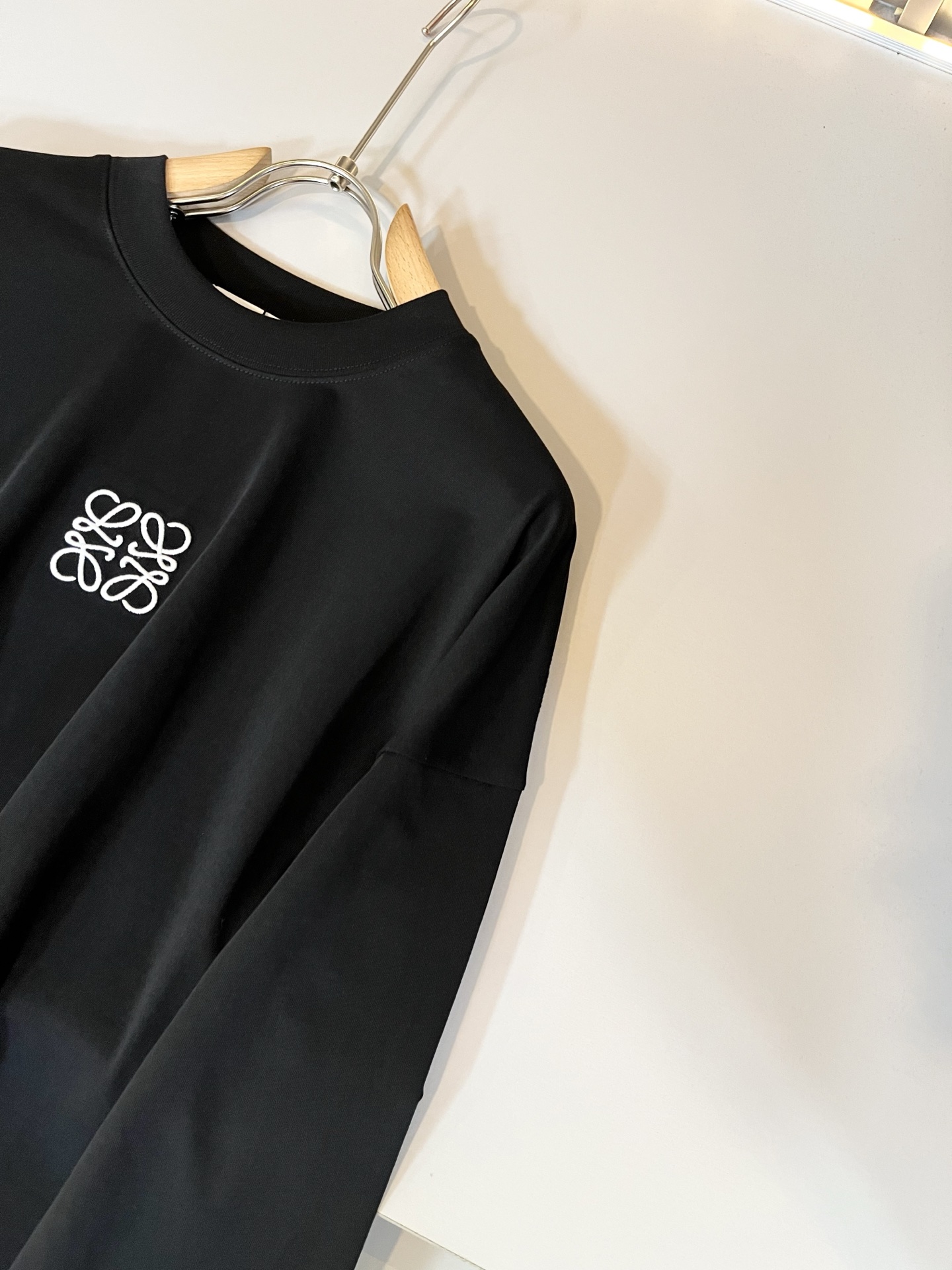 LOE*WE罗*威 2025秋冬男士打底衫，意大利原厂订单渠道，极具个性高级风，标志logo图案刺绣工艺