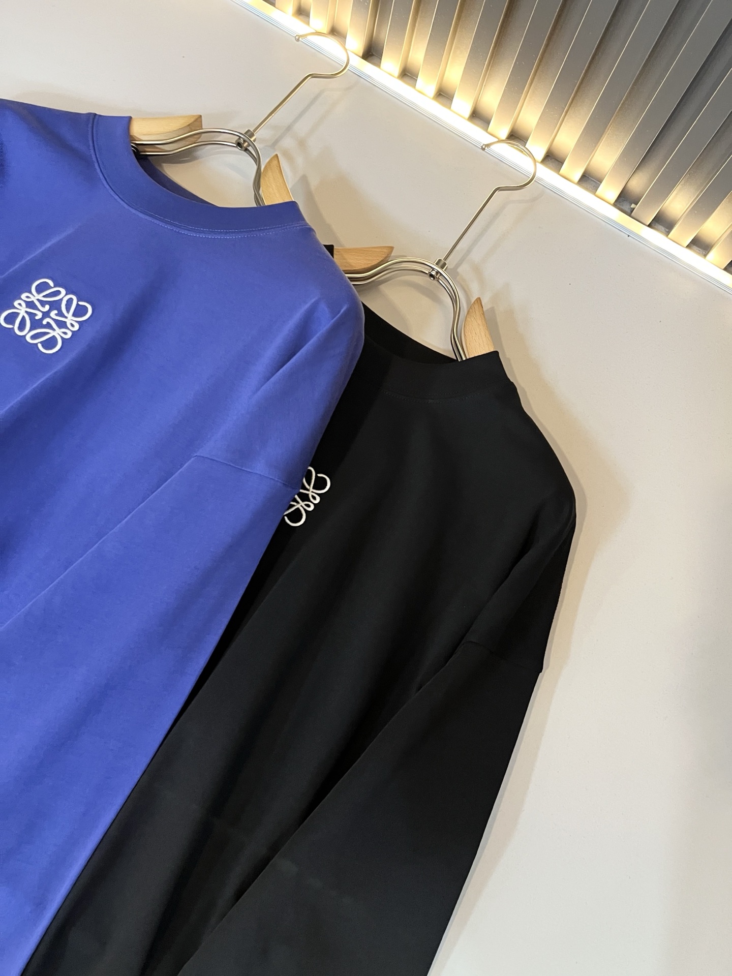 LOE*WE罗*威 2025秋冬男士打底衫，意大利原厂订单渠道，极具个性高级风，标志logo图案刺绣工艺