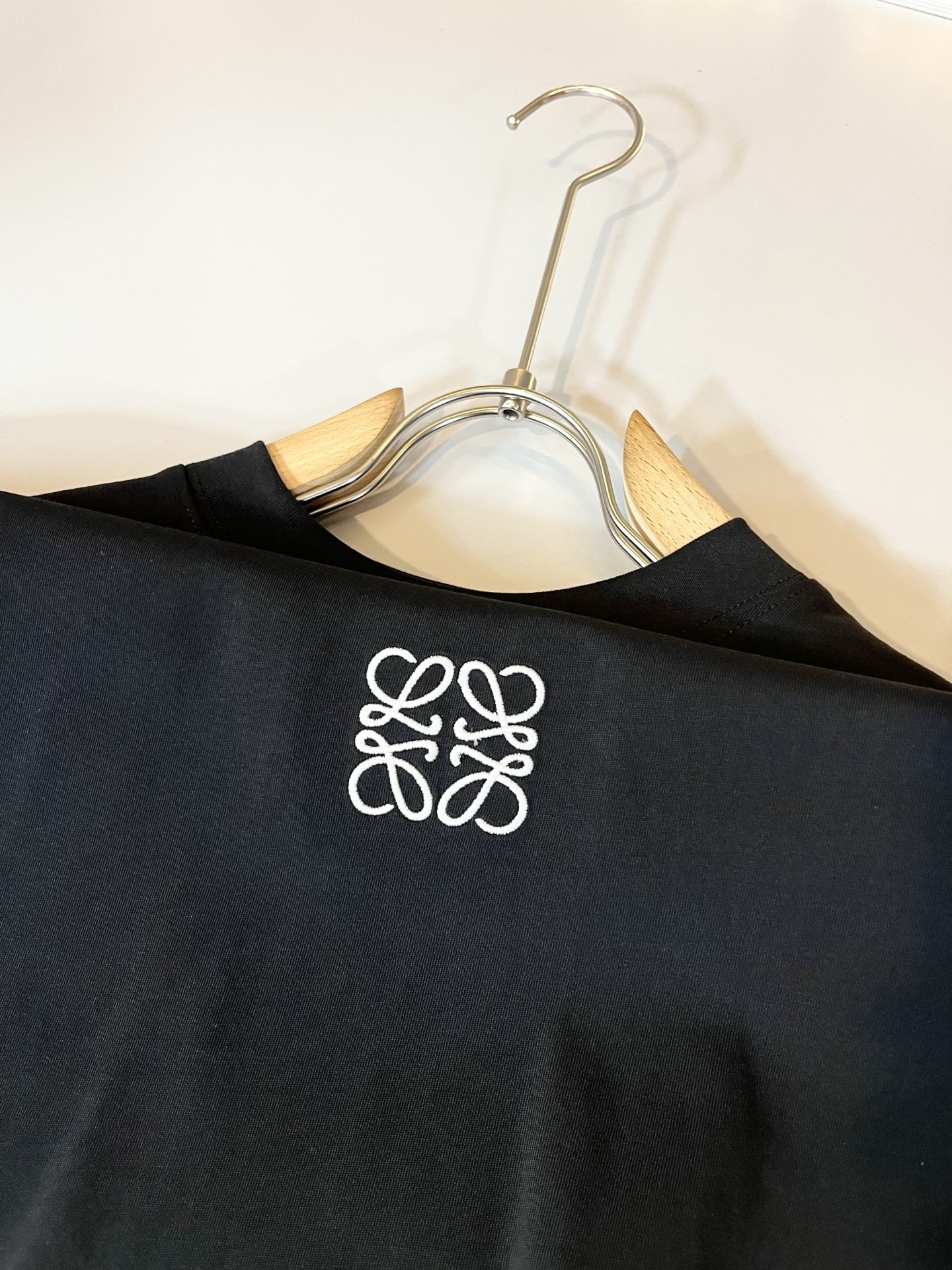 LOE*WE罗*威 2025秋冬男士打底衫，意大利原厂订单渠道，极具个性高级风，标志logo图案刺绣工艺