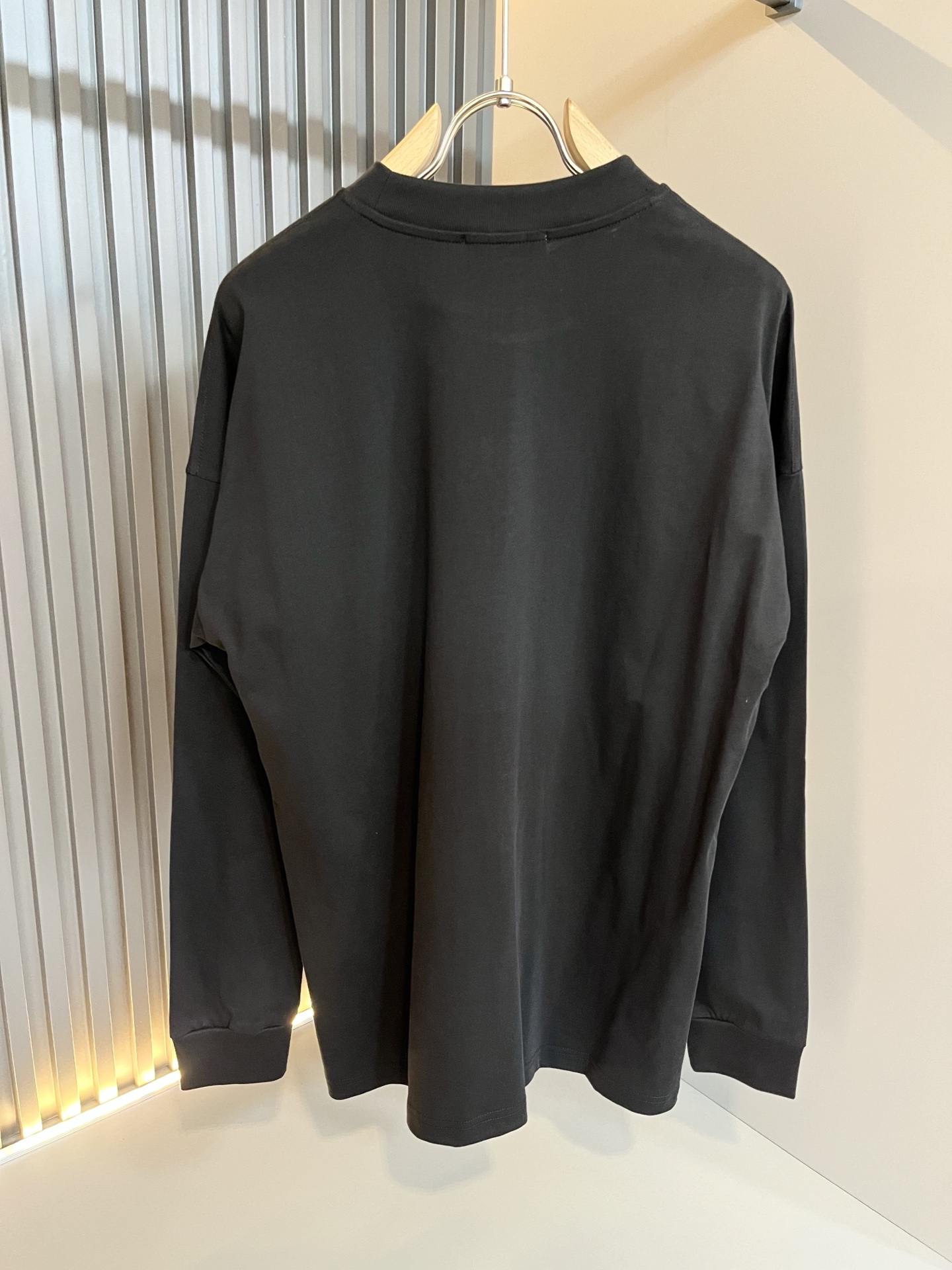 LOE*WE罗*威 2025秋冬男士打底衫，意大利原厂订单渠道，极具个性高级风，标志logo图案刺绣工艺