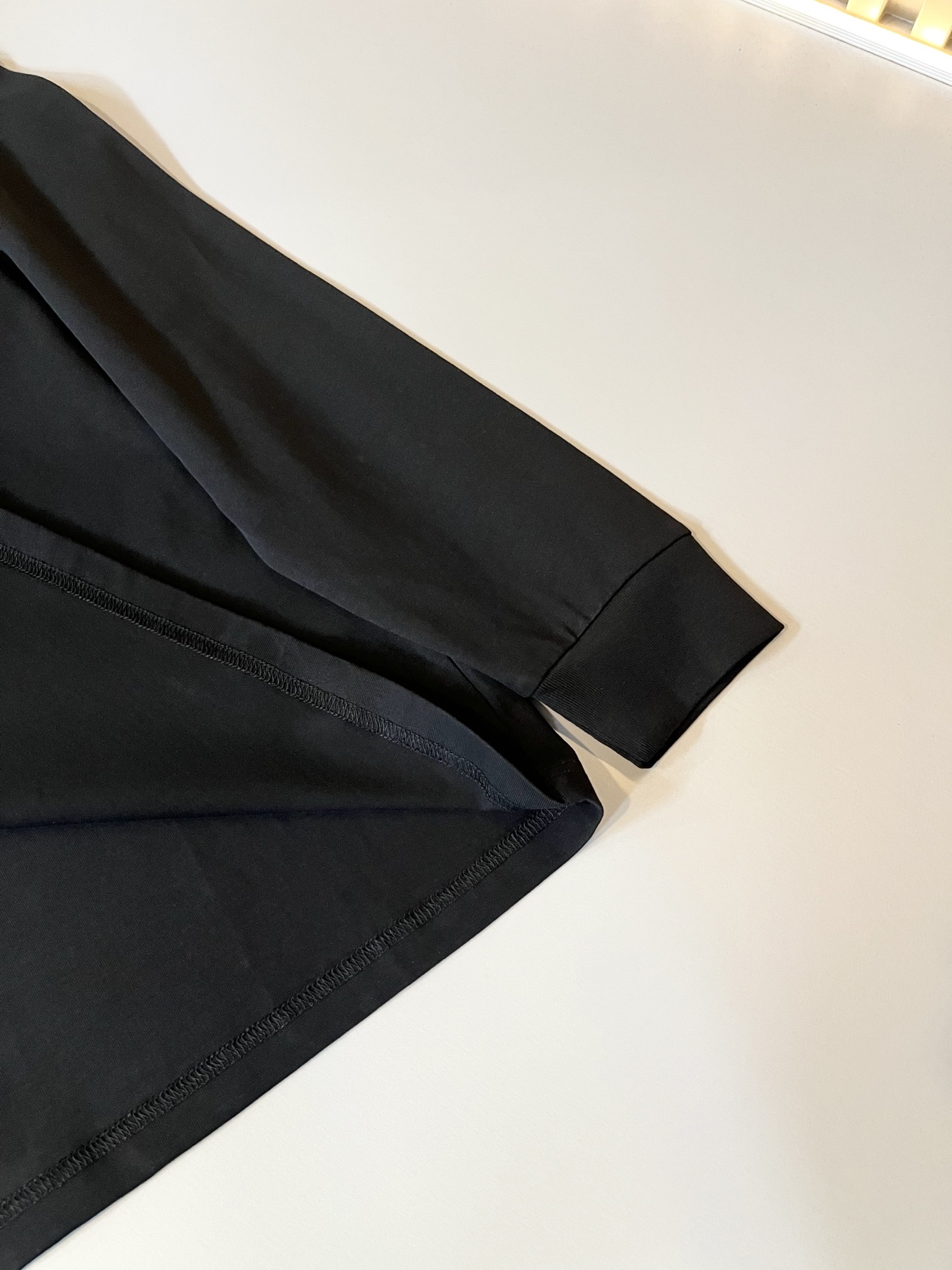 LOE*WE罗*威 2025秋冬男士打底衫，意大利原厂订单渠道，极具个性高级风，标志logo图案刺绣工艺