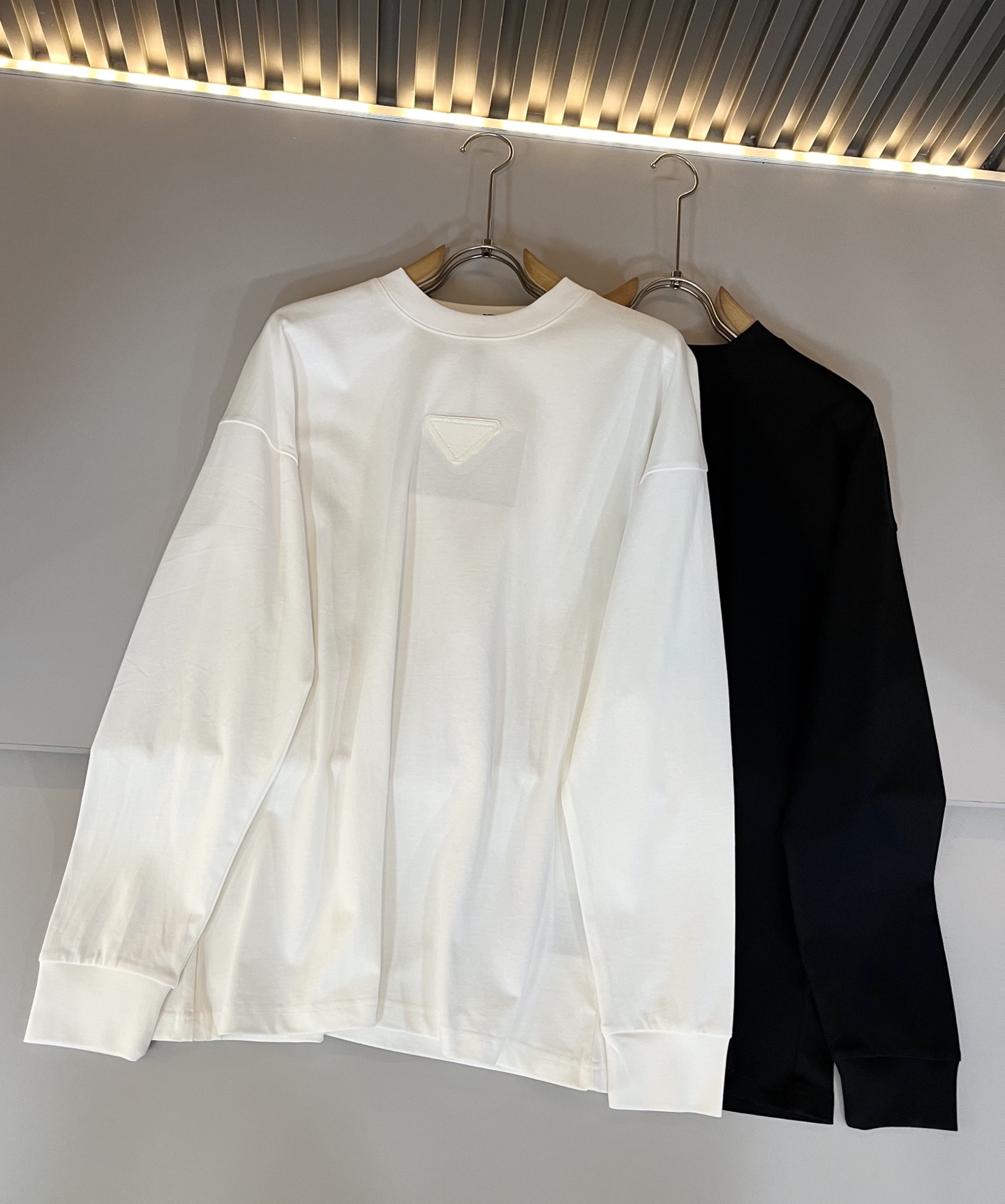 PRAD*A普*达2025秋冬新款男士长袖打底衫，最新款全网独家首上！！~既经典有时尚百搭，谁不爱啊，将