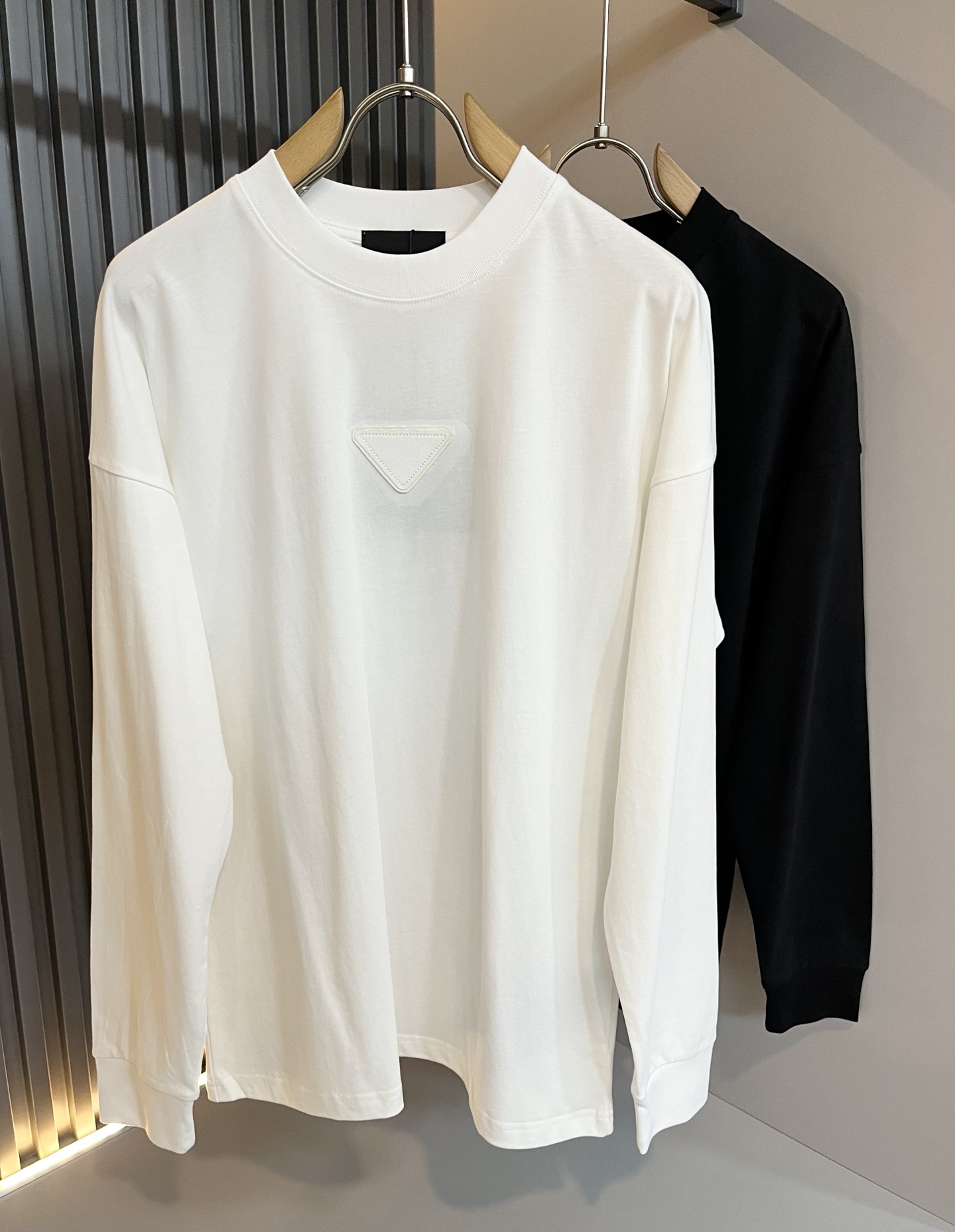 PRAD*A普*达2025秋冬新款男士长袖打底衫，最新款全网独家首上！！~既经典有时尚百搭，谁不爱啊，将