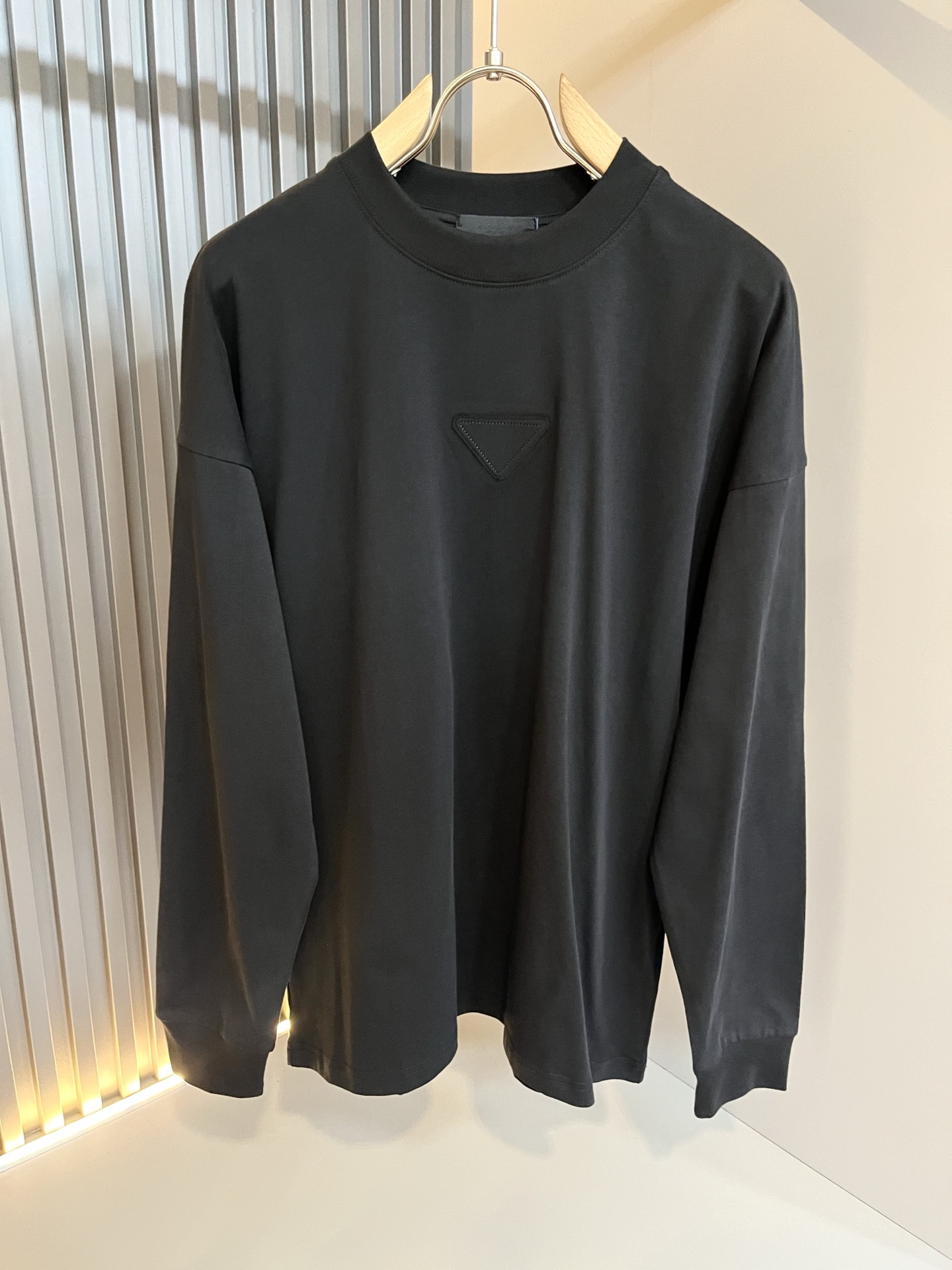 PRAD*A普*达2025秋冬新款男士长袖打底衫，最新款全网独家首上！！~既经典有时尚百搭，谁不爱啊，将