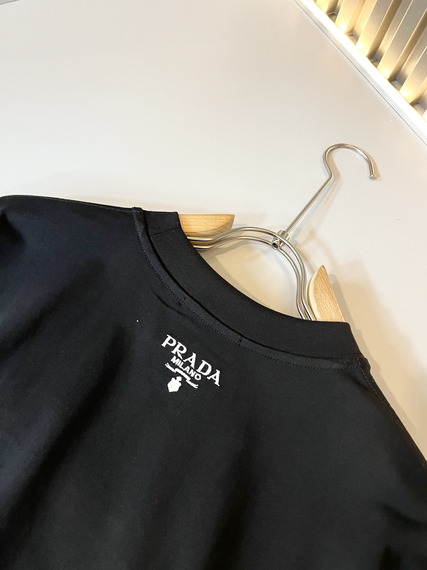 PRAD*A普*达2025秋冬新款男士长袖打底衫，最新款全网独家首上！！~既经典有时尚百搭，谁不爱啊，将