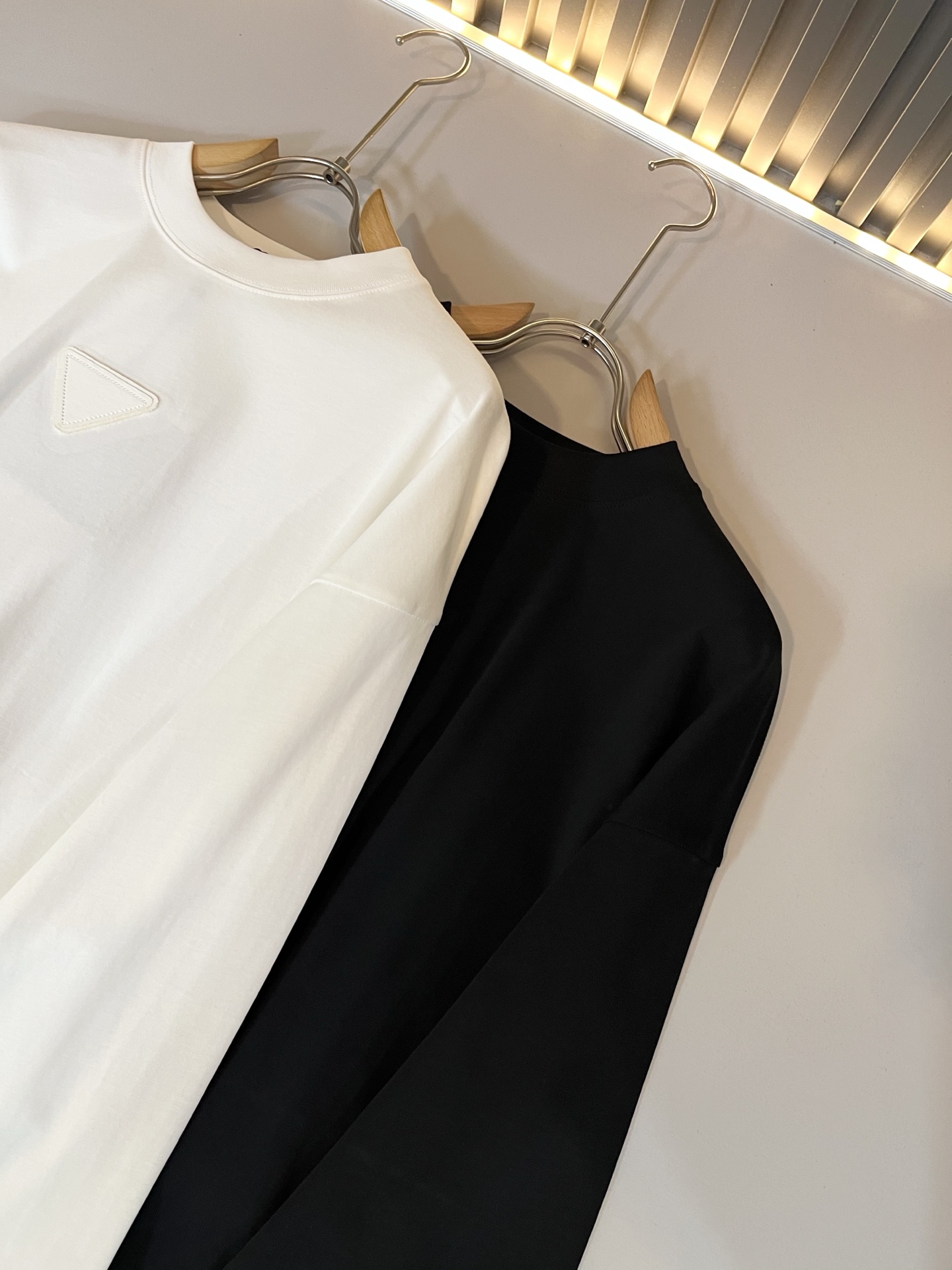 PRAD*A普*达2025秋冬新款男士长袖打底衫，最新款全网独家首上！！~既经典有时尚百搭，谁不爱啊，将